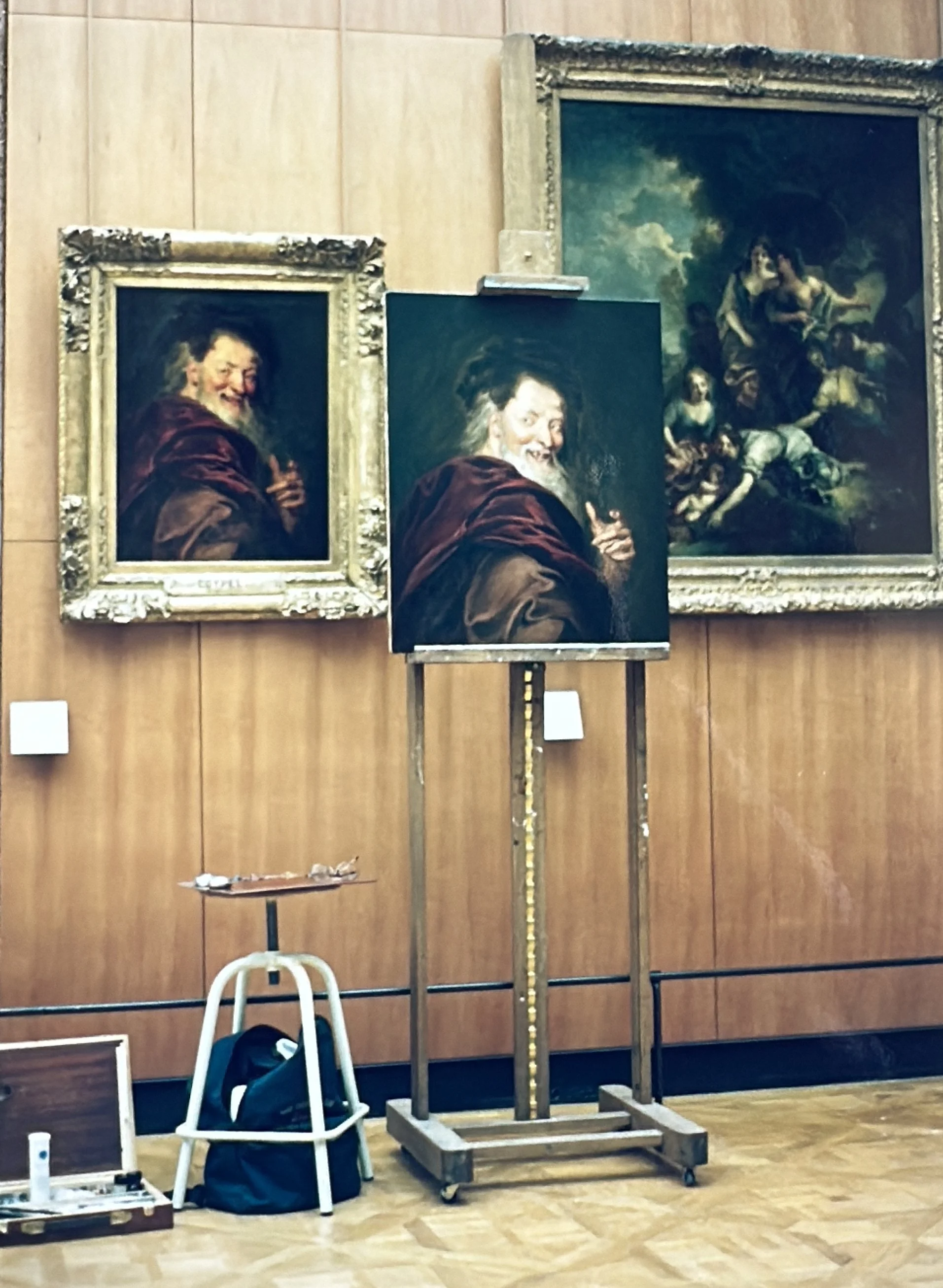 Dans les salles du musée, Edgar Saillen copiste au Louvre étudie la lumière et l’ombre, héritier du clair-obscur de Rembrandt et Caravage.