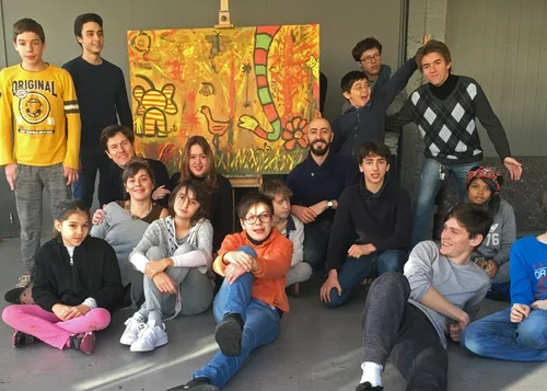 Rencontre intergénérationnelle dans l’atelier de Montreuil, avec des élèves de tous âges découvrant la peinture académique ensemble.