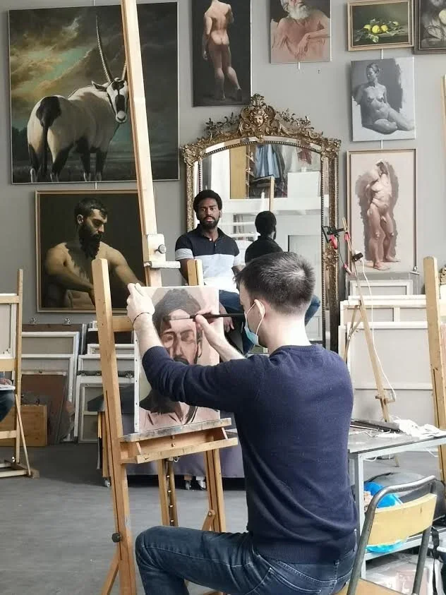 Atelier de peinture à Montreuil où les élèves explorent la lumière, le clair-obscur et les techniques classiques héritées du Louvre.
