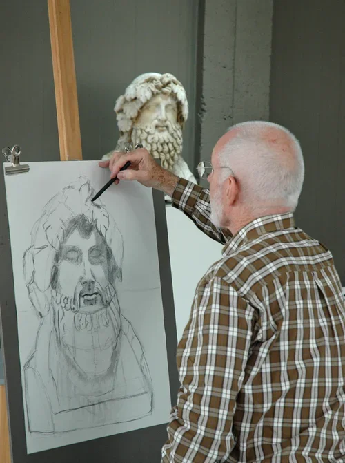Ambiance studieuse dans un cours de dessin à Montreuil, avec suivi personnalisé et accompagnement individuel.