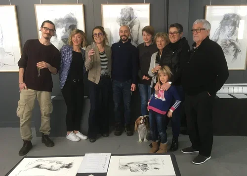 Moment de complicité entre élèves de l’atelier de Laval, partageant leurs esquisses de modèle vivant dans un cadre convivial.