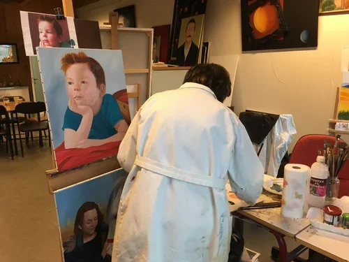 Collaborateurs participant à un atelier de peinture d’équipe à l’aéroport Charles de Gaulle.
