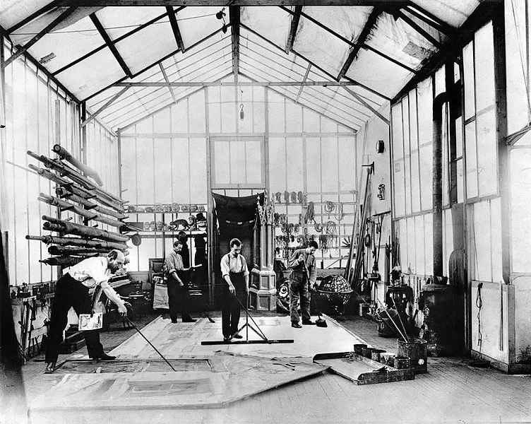 Ancienne tannerie Chapal transformée en atelier artistique à Montreuil, lieu vivant des cours de dessin et peinture aux portes de Paris.