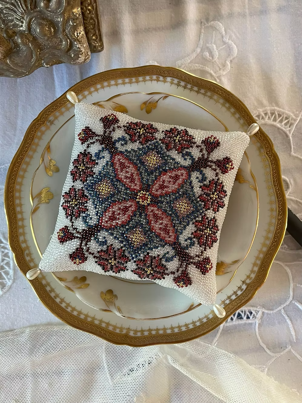 Maison Choisel - Medaillon Versailles Beaded Semi-Kit, Cross-Stitch Pattern
