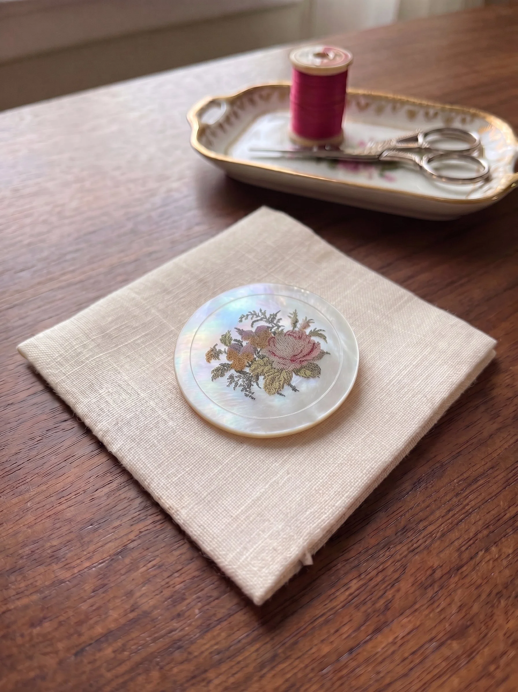 Maison Choisel - Ernestine Brière, Needleminder Mother-of-Pearl