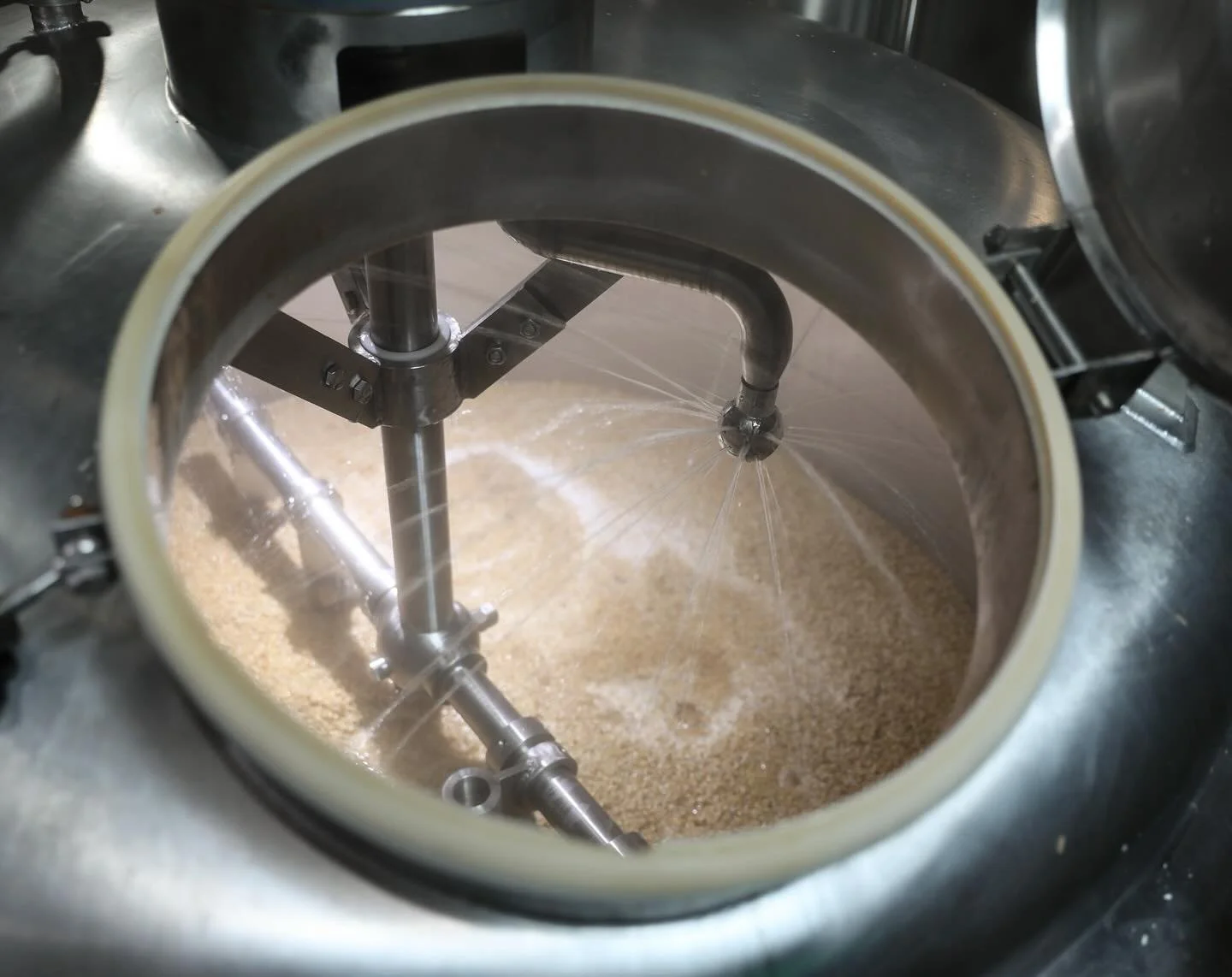 There&rsquo;s nothing like the smell of a fresh mash in! Smells like great beer in the making. 

#brewday #truckeebeer #tahoelife #drinklocal #dancingpinesbrewing