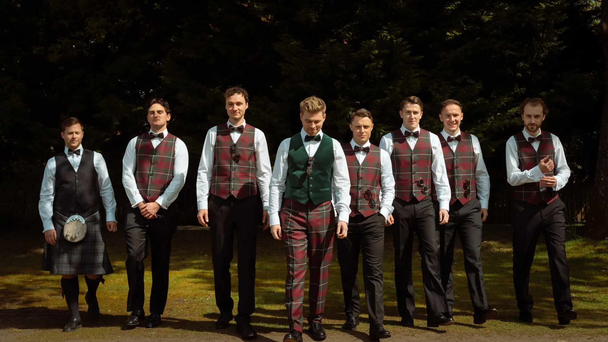 relaxed-large-group-shots-weddings.jpg