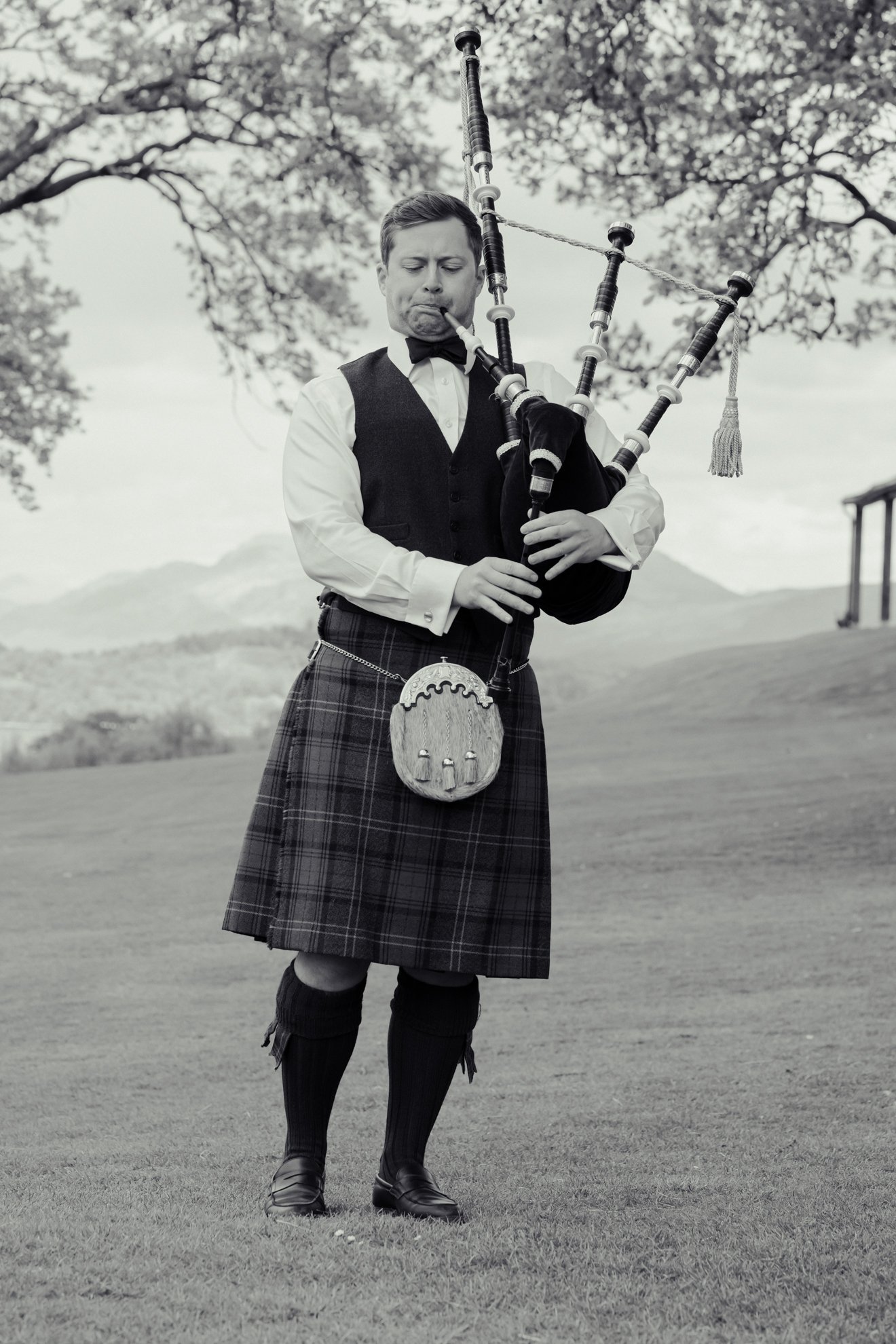 bag-piper-in-the-meadow.jpg