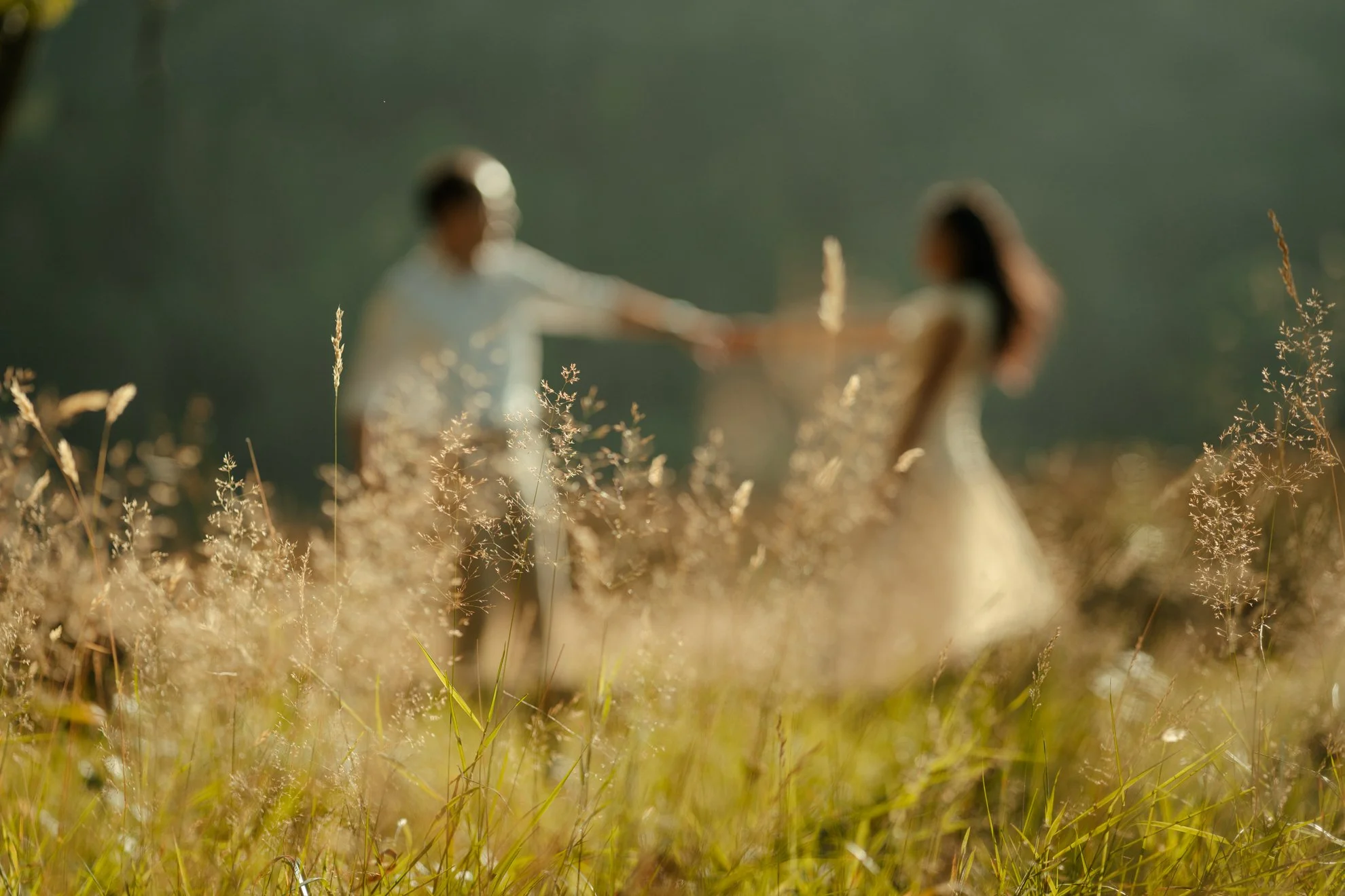 romantic-walking-couple-photos.jpg