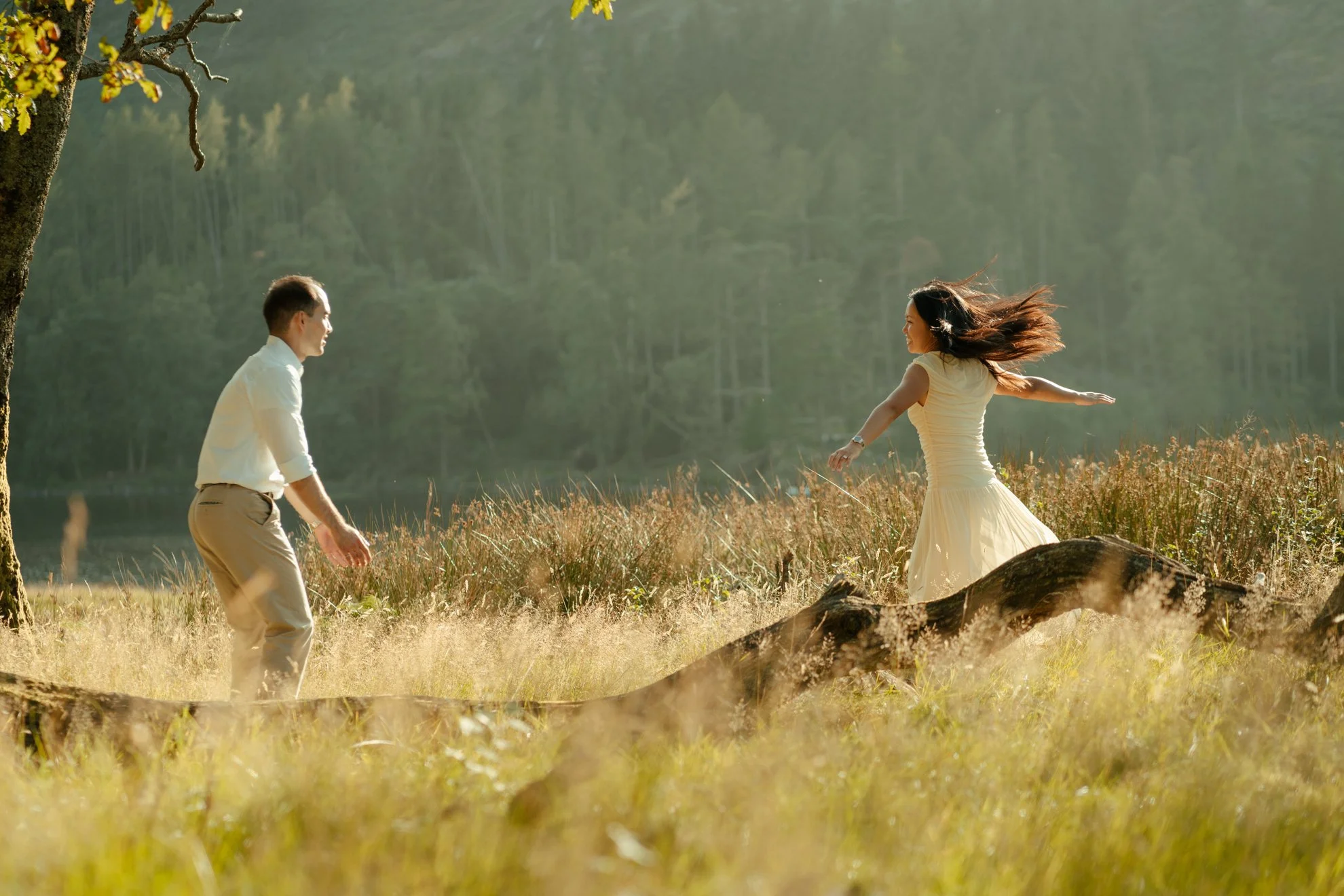 running-through-valley-couple-photo.jpg
