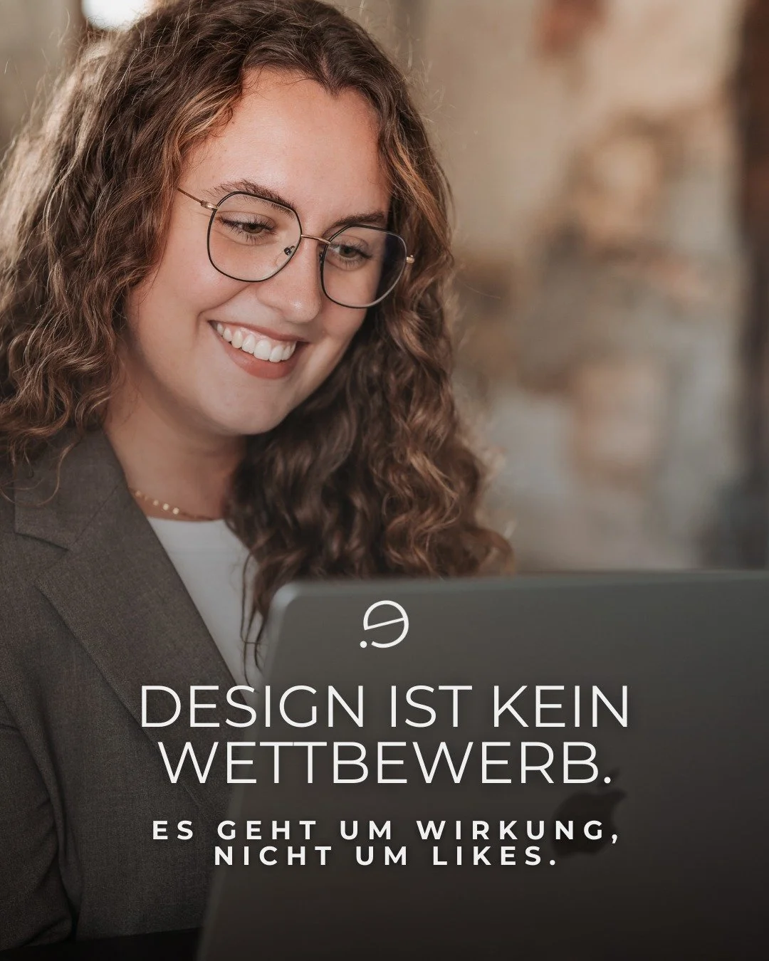 Design ist kein Wettbewerb.
Es geht nicht darum, mehr Likes zu sammeln als andere &ndash; sondern darum, Wirkung zu entfalten. ✨

Eine Marke ist dann stark, wenn sie deine Werte transportiert, wenn sie Vertrauen schafft und im Ged&auml;chtnis bleibt.