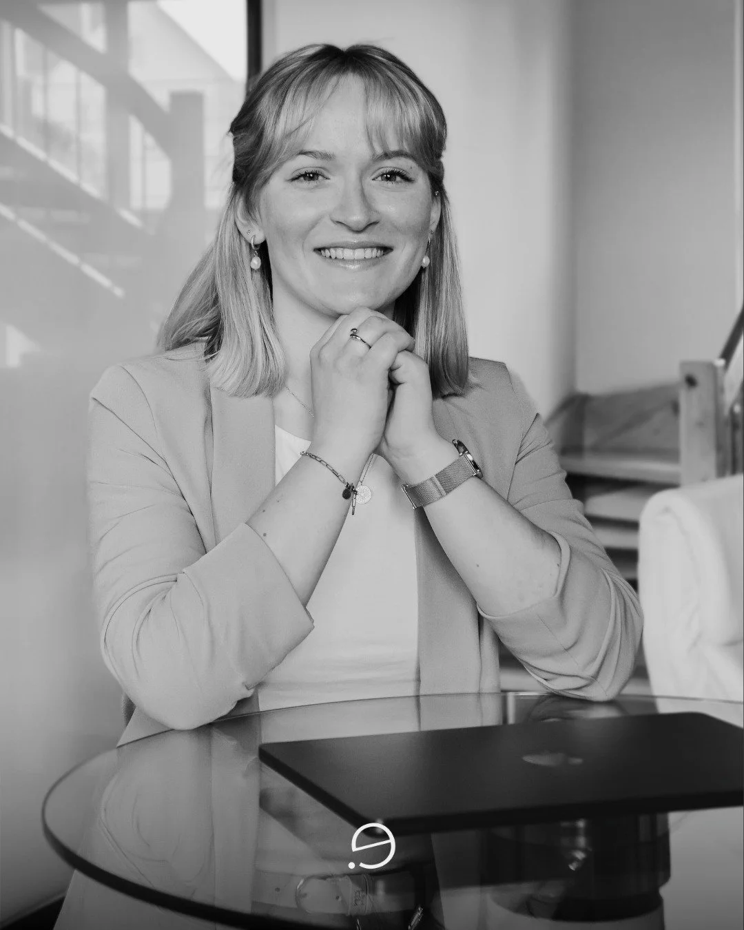 Business-Portraits sind mehr als nur Bilder f&uuml;r LinkedIn oder die Website.
Sie sind ein Statement: So trete ich auf. So will ich wahrgenommen werden.

Bei diesem Shooting ging es nicht nur darum, eine Person abzulichten &ndash;
sondern Pers&ouml
