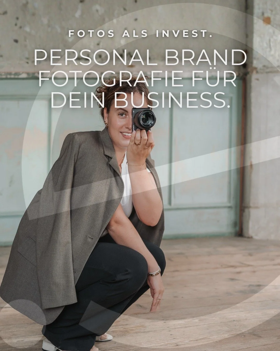 Personal Brand Fotografie ist kein Extra &ndash;
sie ist ein Invest in Wirkung, Vertrauen und Klarheit.

Bevor jemand dein Angebot versteht, sieht er dich.
Und genau dort entsteht der erste Eindruck deiner Marke:
Wie professionell du wirkst. Wie nahb