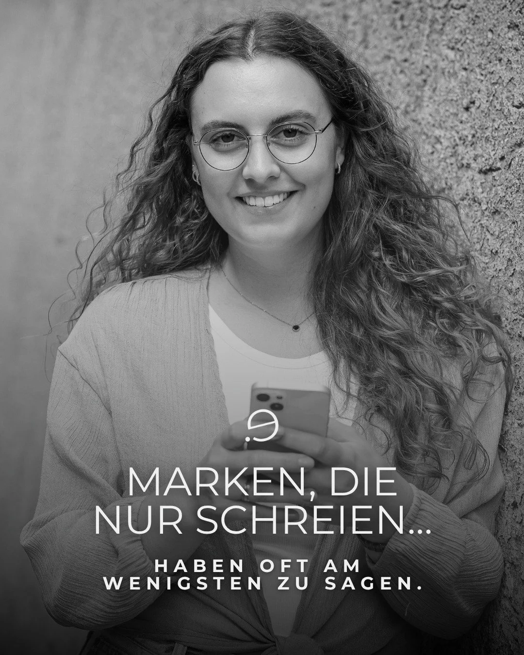 Oft sieht man Marken, die versuchen, durch Lautst&auml;rke zu &uuml;berzeugen.
Mehr Farben. Mehr Reize. Mehr Drama.

Aber Lautst&auml;rke ersetzt keine Haltung.
Und Aufmerksamkeit ersetzt keine Verbindung.

Wirkung entsteht dort, wo Klarheit ist.
Wo 