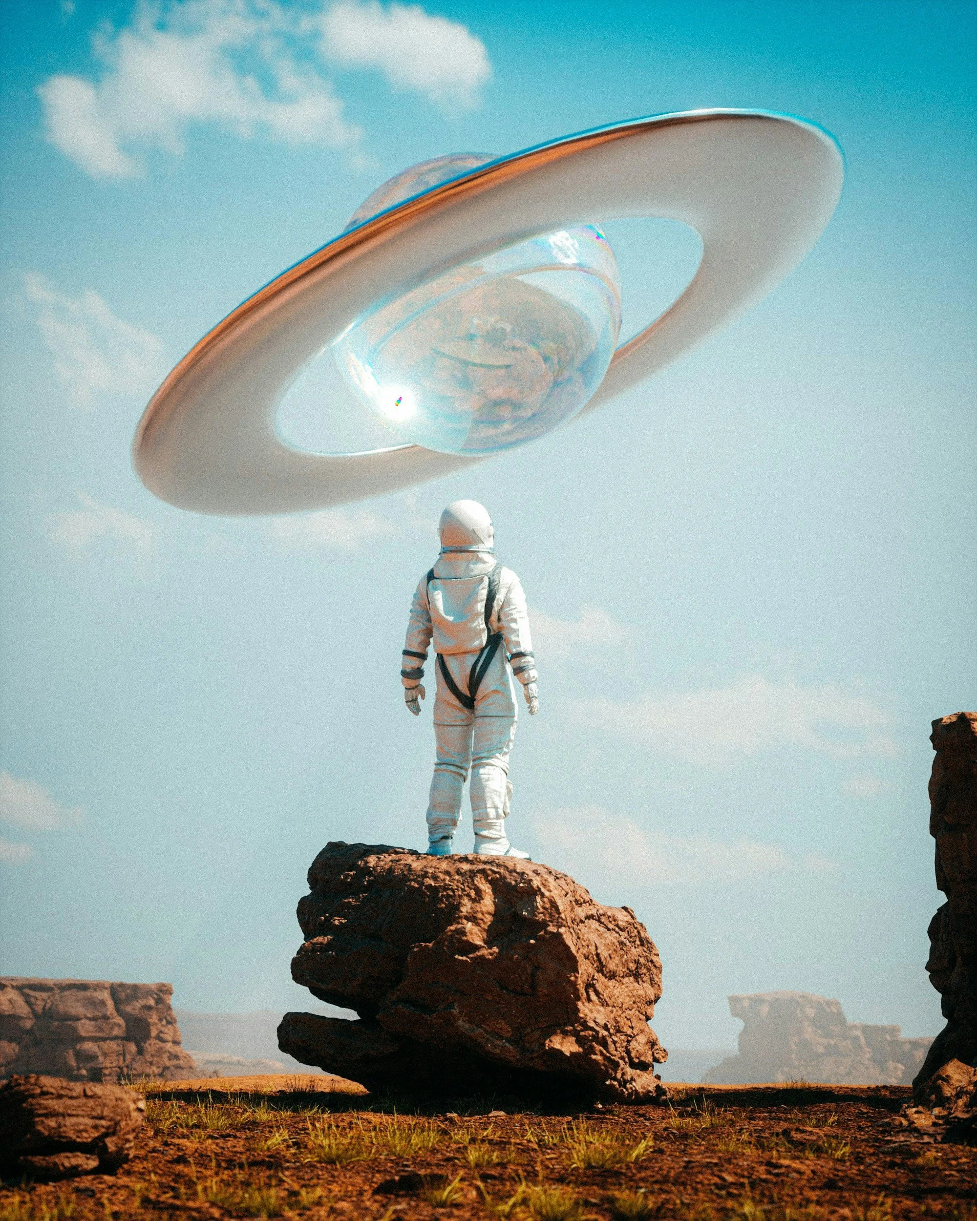 En astronaut som står på en stor sten i en ökenliknande landskap, under en himmel med några moln och ett futuristiskt rymdskepp ovanför.