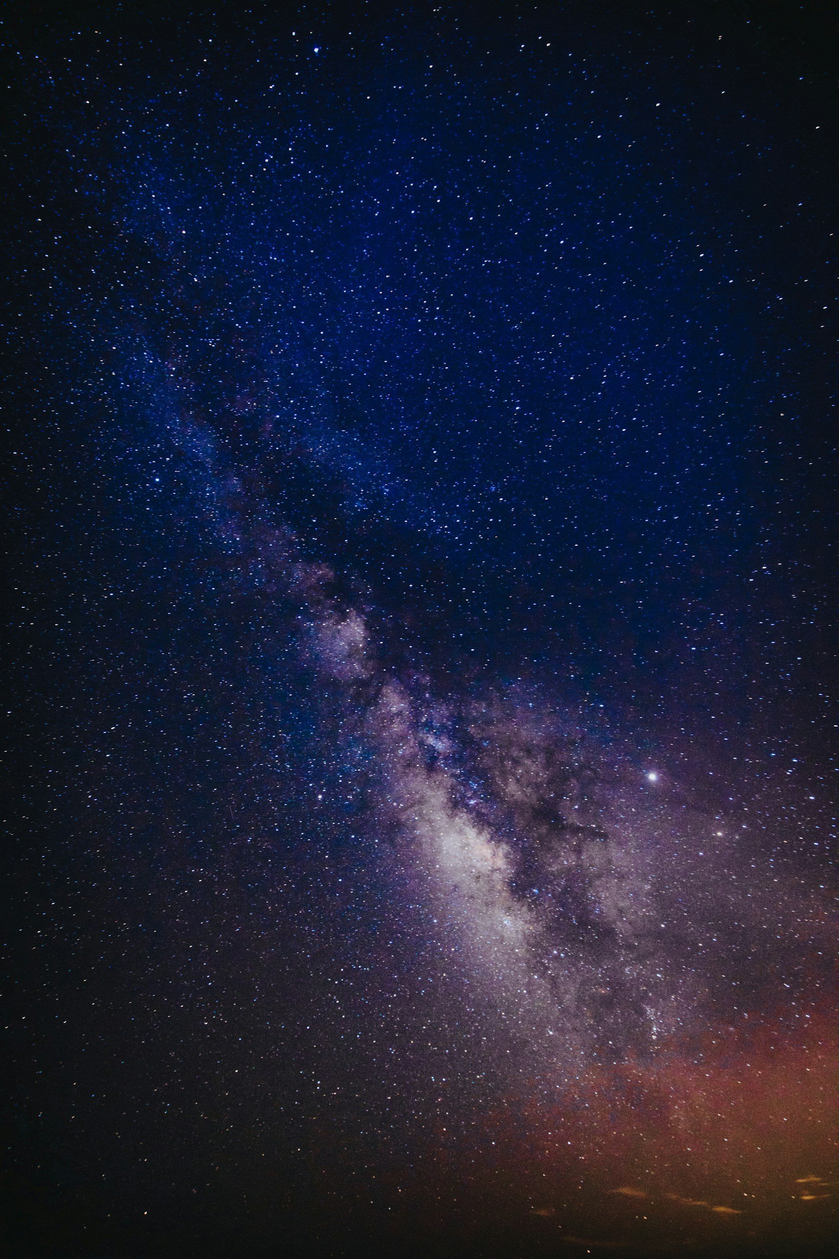 En nattlig himmel full av tusentals stjärnor och delar av Vintergatans galax.