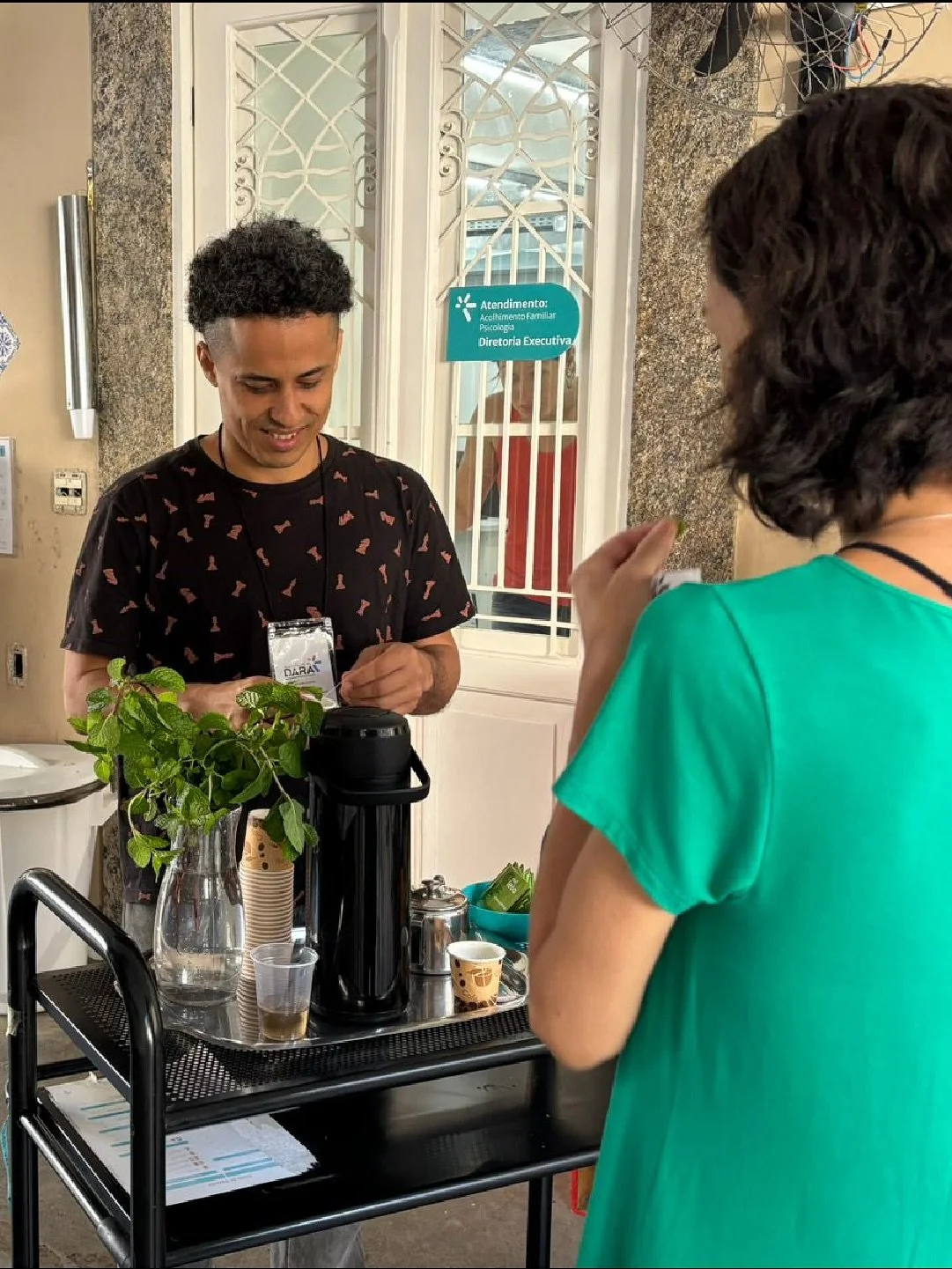 Tr&ecirc;s tipos de ch&aacute;, uma escolha poss&iacute;vel.
Um gesto simples, mas que se tornou profundo.

Servir e ser servido, acolher e ser acolhido.
Para alguns, foi a primeira vez: a primeira escolha, o primeiro cuidado recebido.

O momento do 