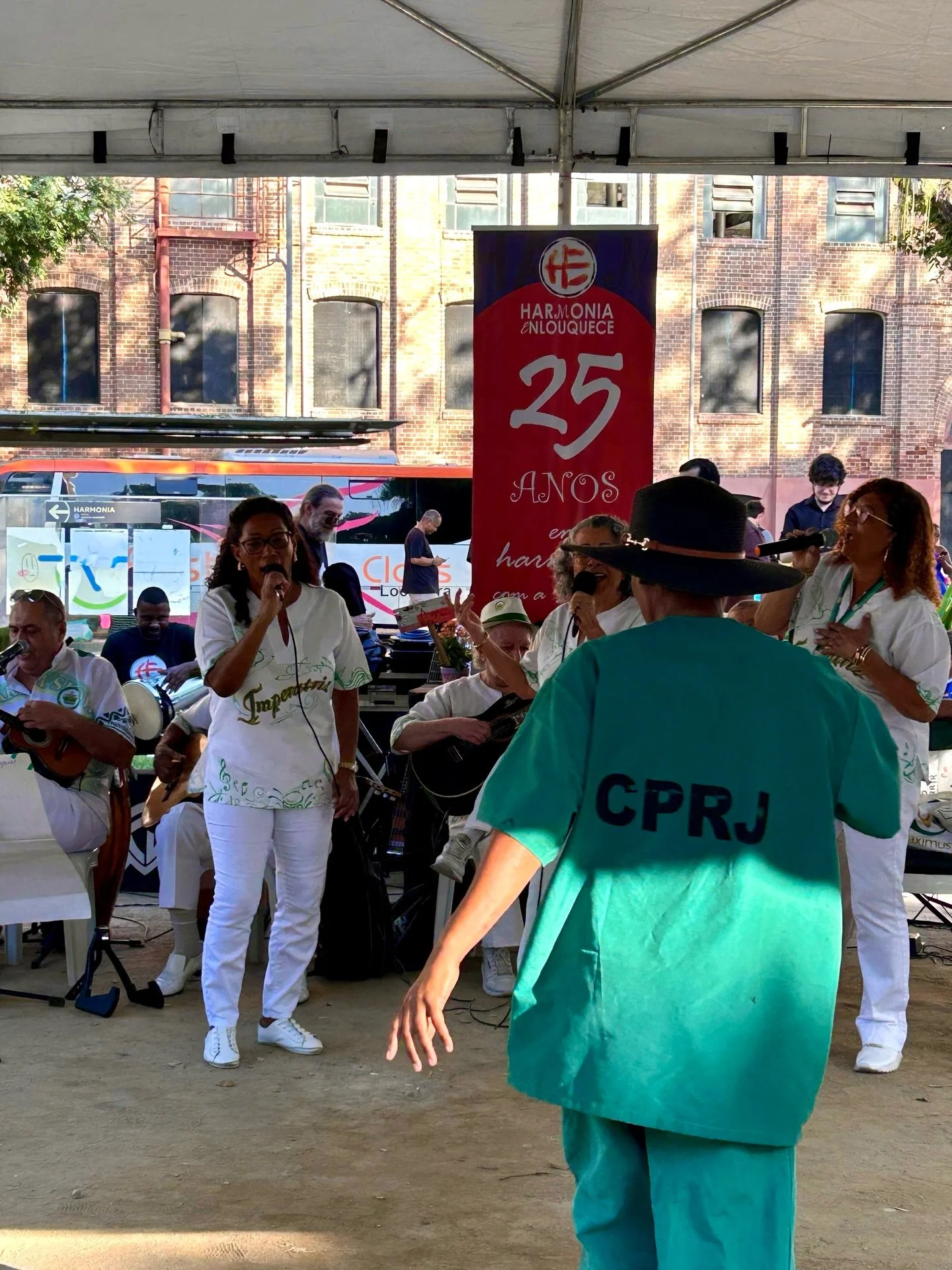 Um privil&eacute;gio para n&oacute;s participar da celebra&ccedil;&atilde;o de 25 anos do @harmonia_enlouquece, o bloco musical do @centropsiquiatricorj. 

A festa aconteceu na Pra&ccedil;a da Harmonia, reunindo usu&aacute;rios, t&eacute;cnicos do CP
