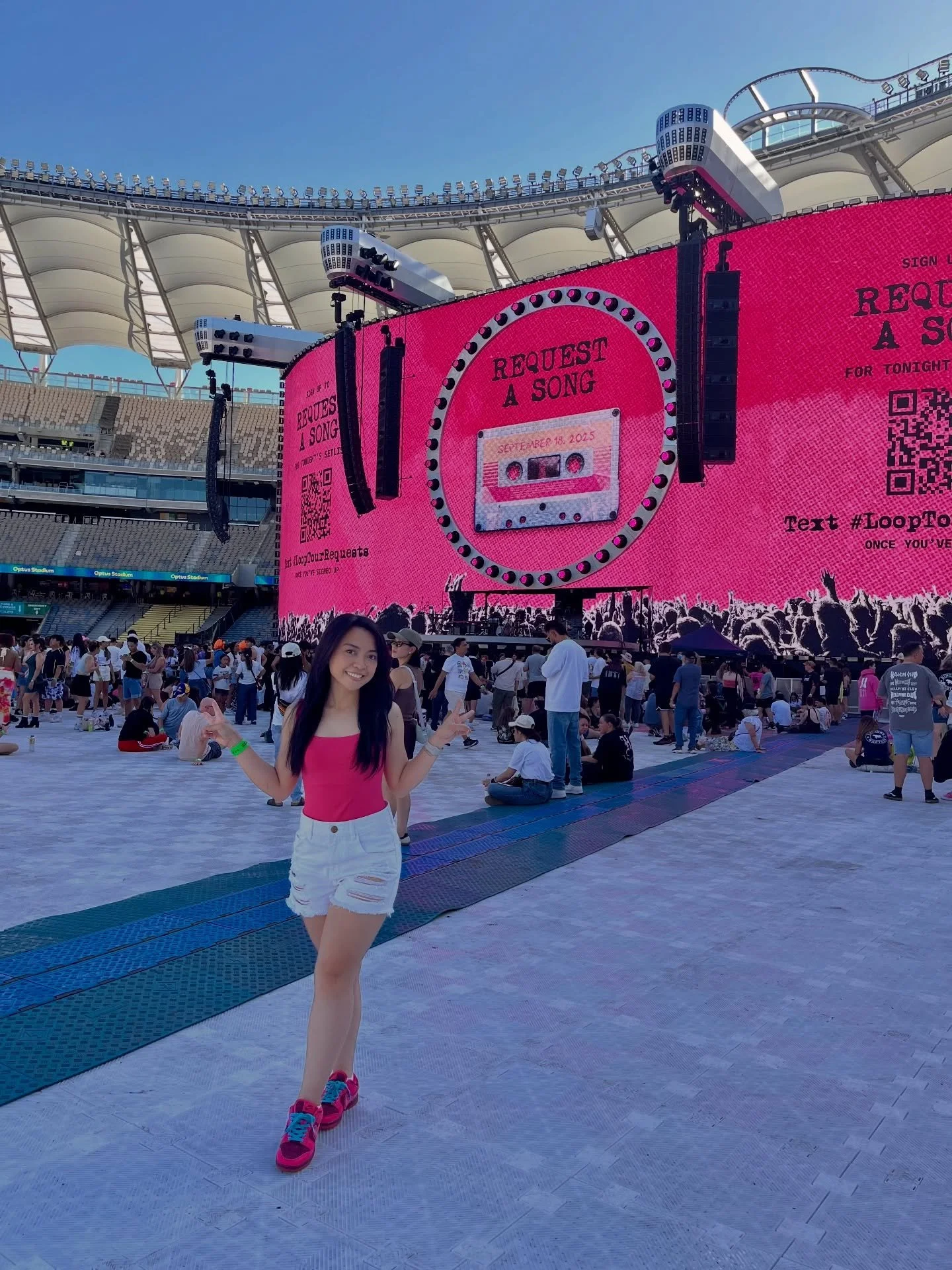 I never thought I&rsquo;d get to see you perform live, right in front of me. 🥹 And to experience it in one of the most beautiful stadiums in the world? That&rsquo;s insane. 🤯Definitely a core memory. 🫶💖

#edsheeranlooptour2026 #edsheeran 
#biird 