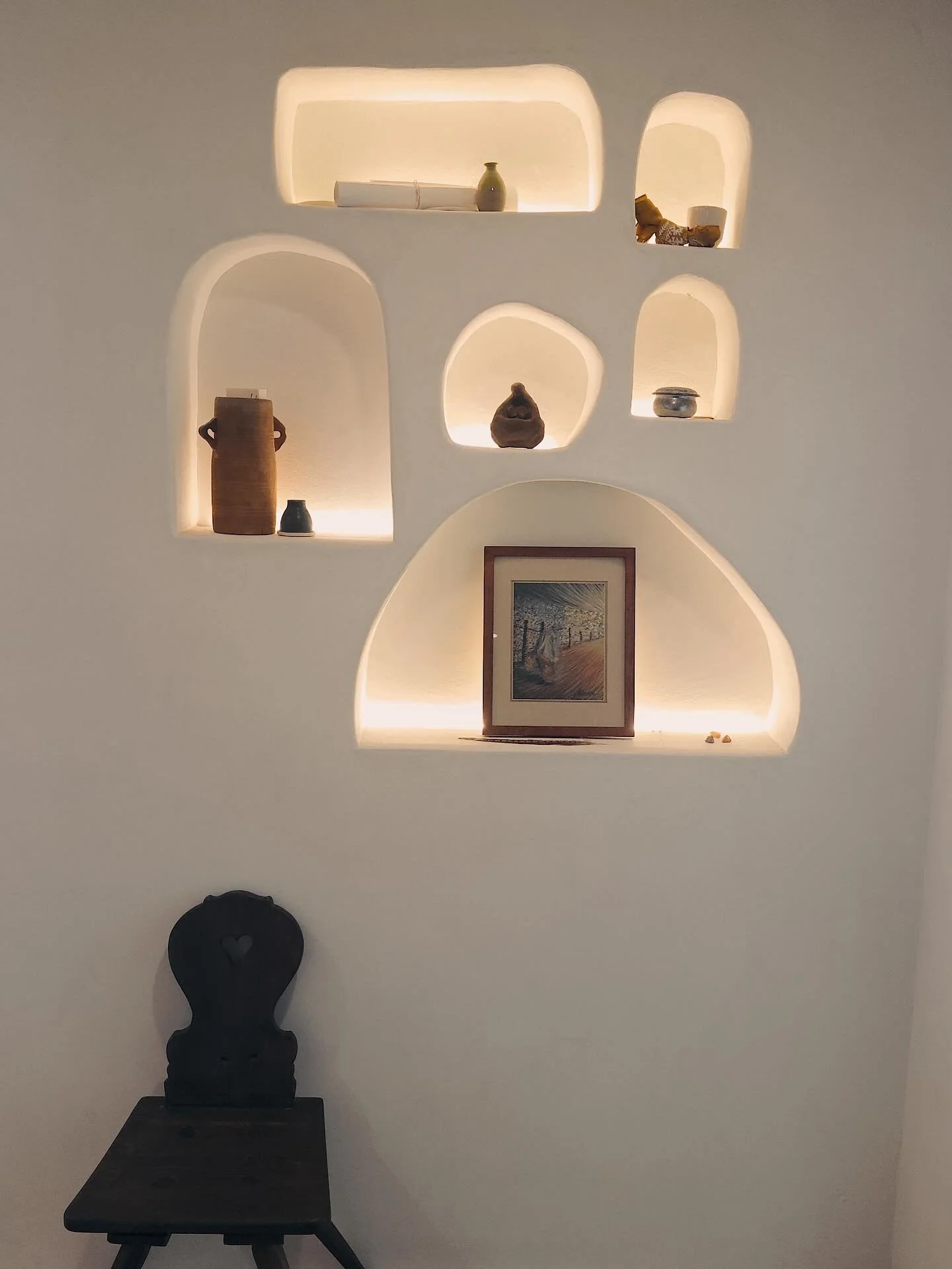 In feng shui, this wall is the family center of the home. Every single piece here holds a story and collectively carries the energy of four generations.

#taledaktplaster #plasterniches #fengshui #custombuild #womeninconstruction