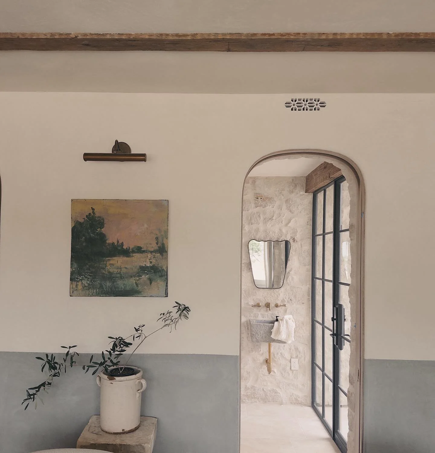 How many more beautiful elements can we squeeze into one pic?  Plaster, reclaimed oak, limestone, pottery, brass, stone, and a baby olive&hellip;c&rsquo;mon!!!! 

#southbaybuilder #manhattanbeachbuilder #womeninconstruction