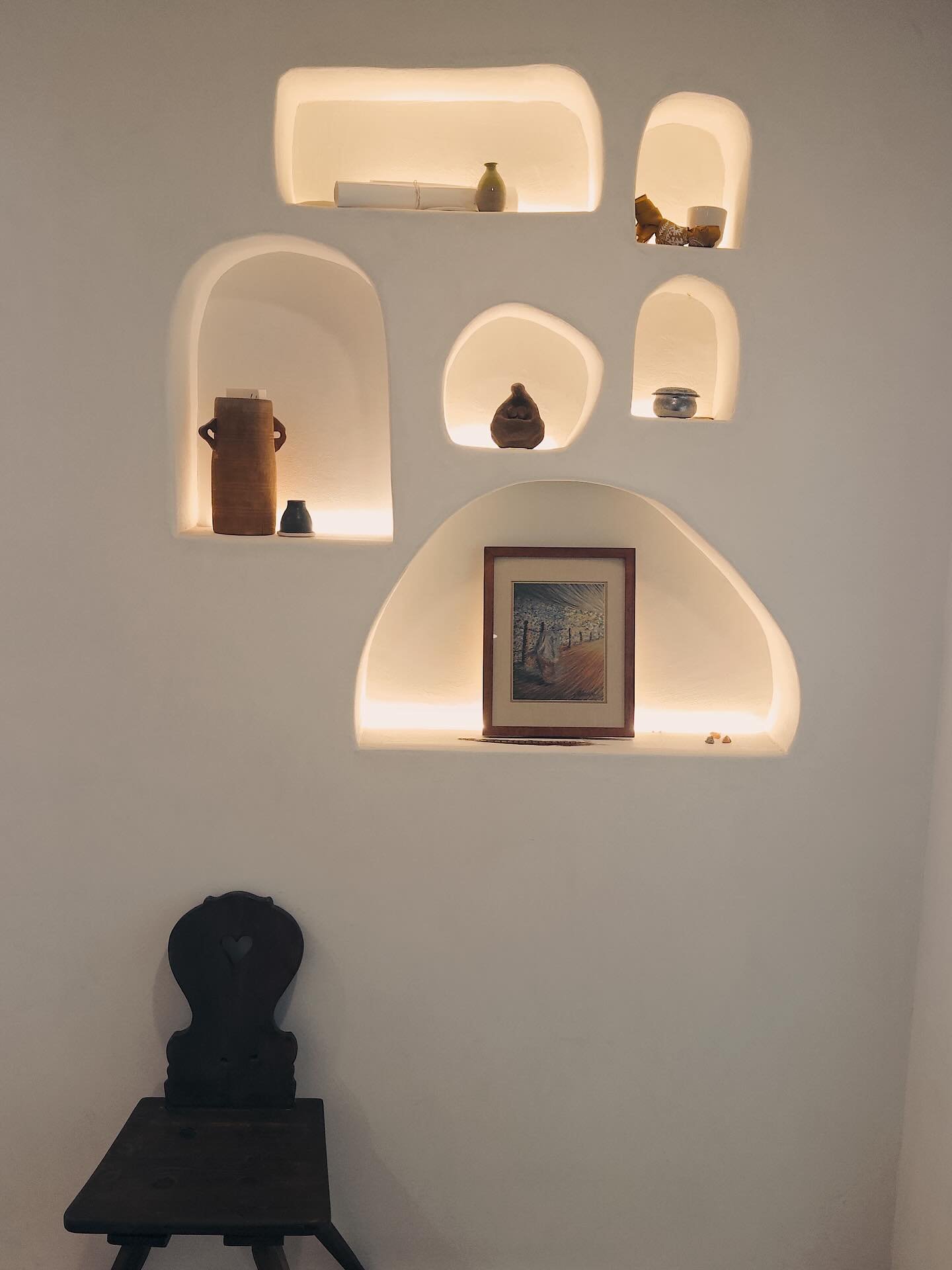 In feng shui, this wall is the family center of the home. Every single piece here holds a story and collectively carries the energy of four generations.

#taledaktplaster #plasterniches #fengshui #custombuild #womeninconstruction
