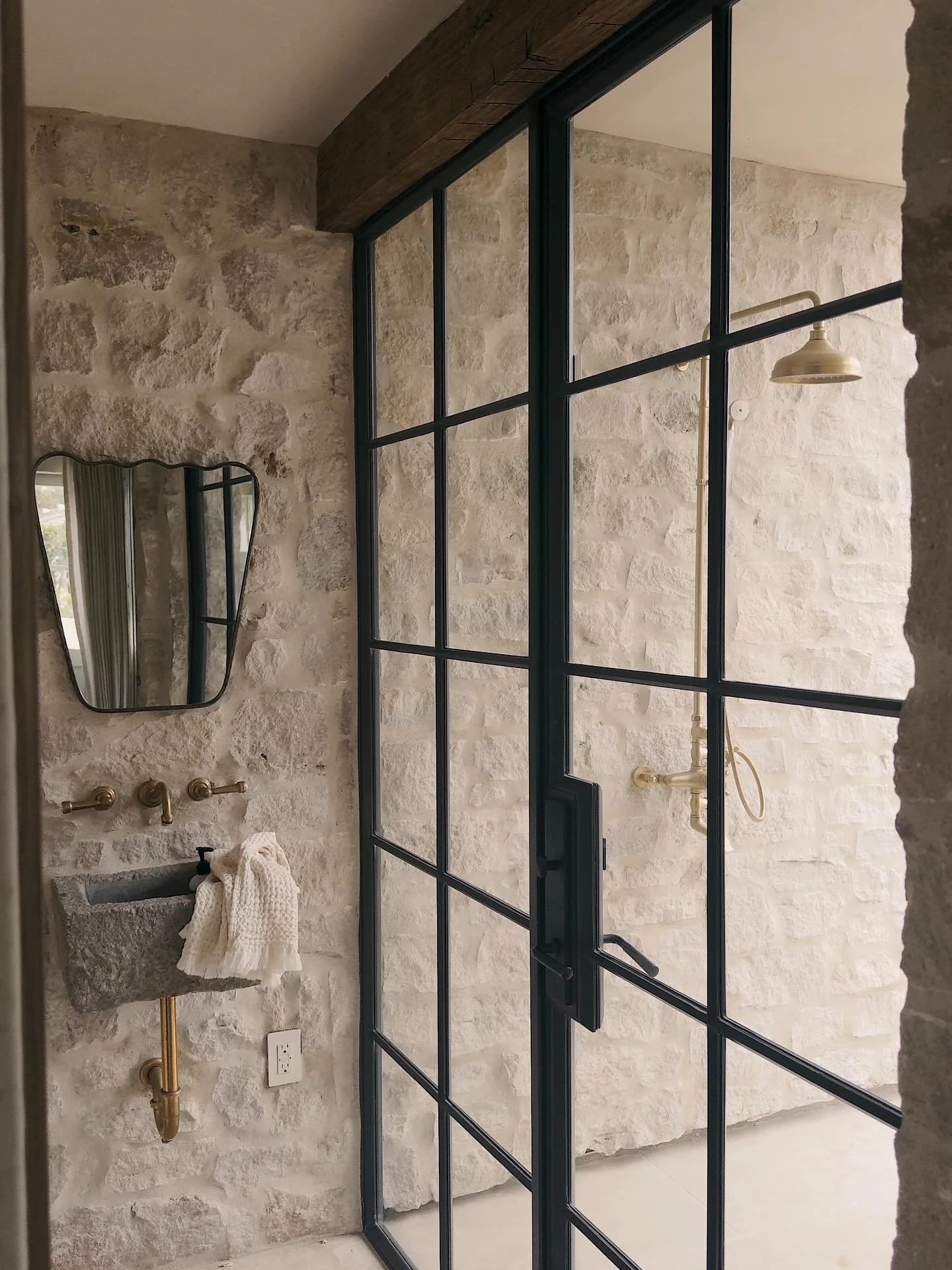 Pool / return from the beach shower, but make it the chicest ever.

#outdoorshower #poolbath #southbaybuilder #mbbuilders #womeninconstruction