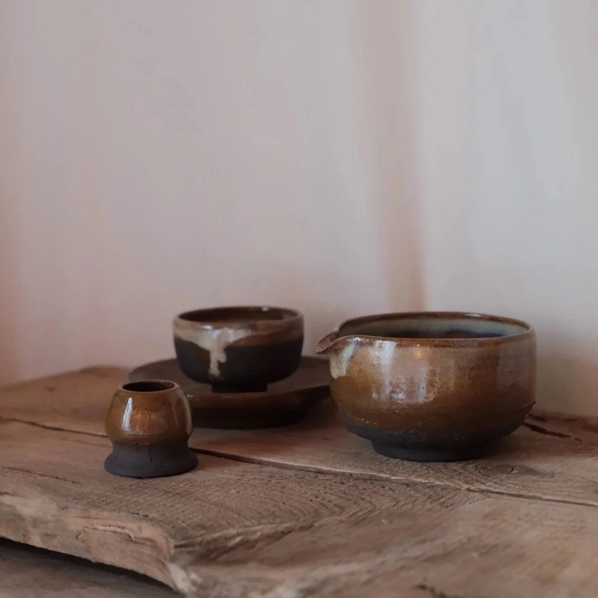 A wooden table with a Houhun and four sencha cups.