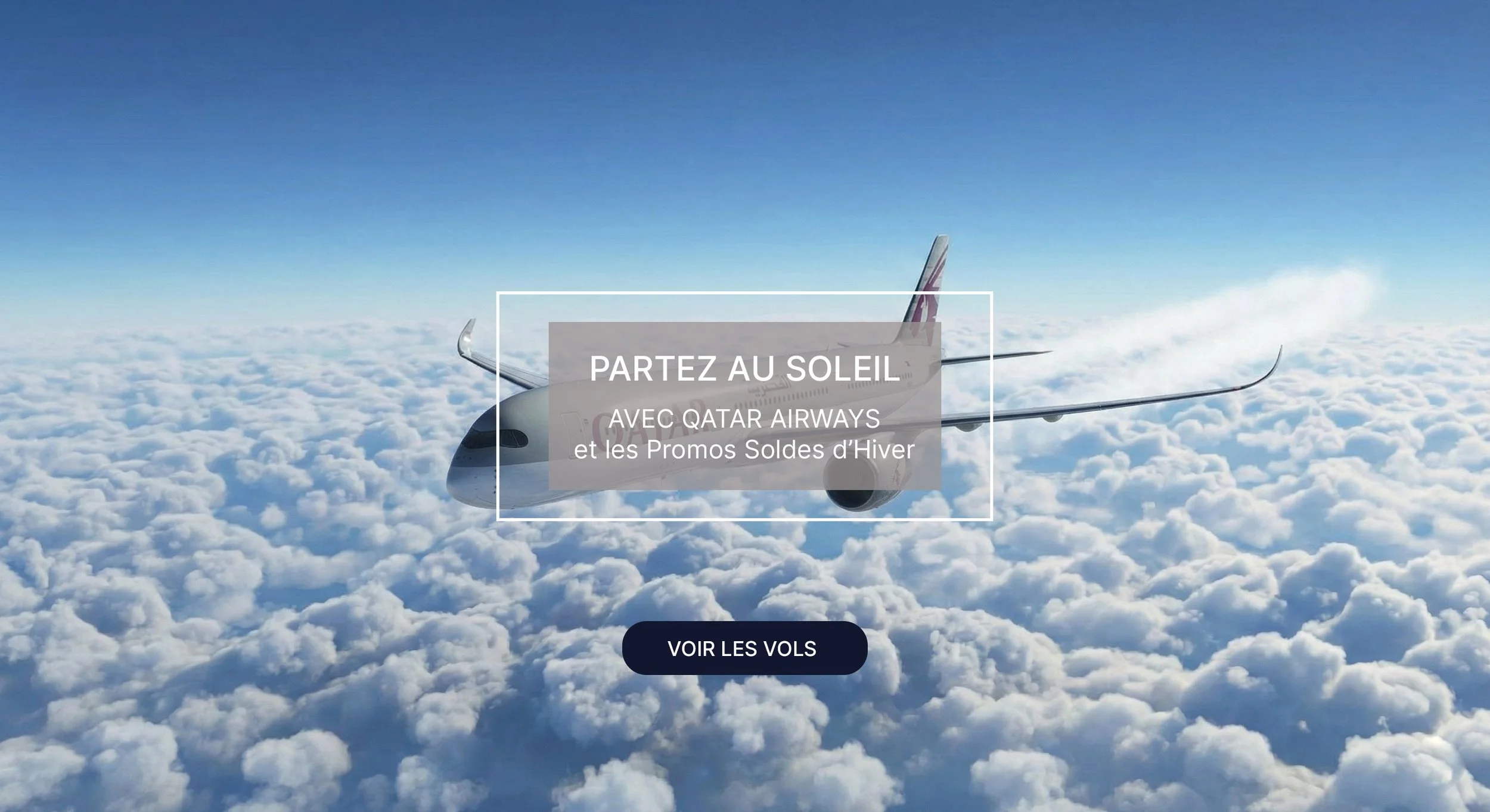 Avion de Qatar Airways volant au-dessus d'un ciel rempli de nuages avec un fond d'azur.