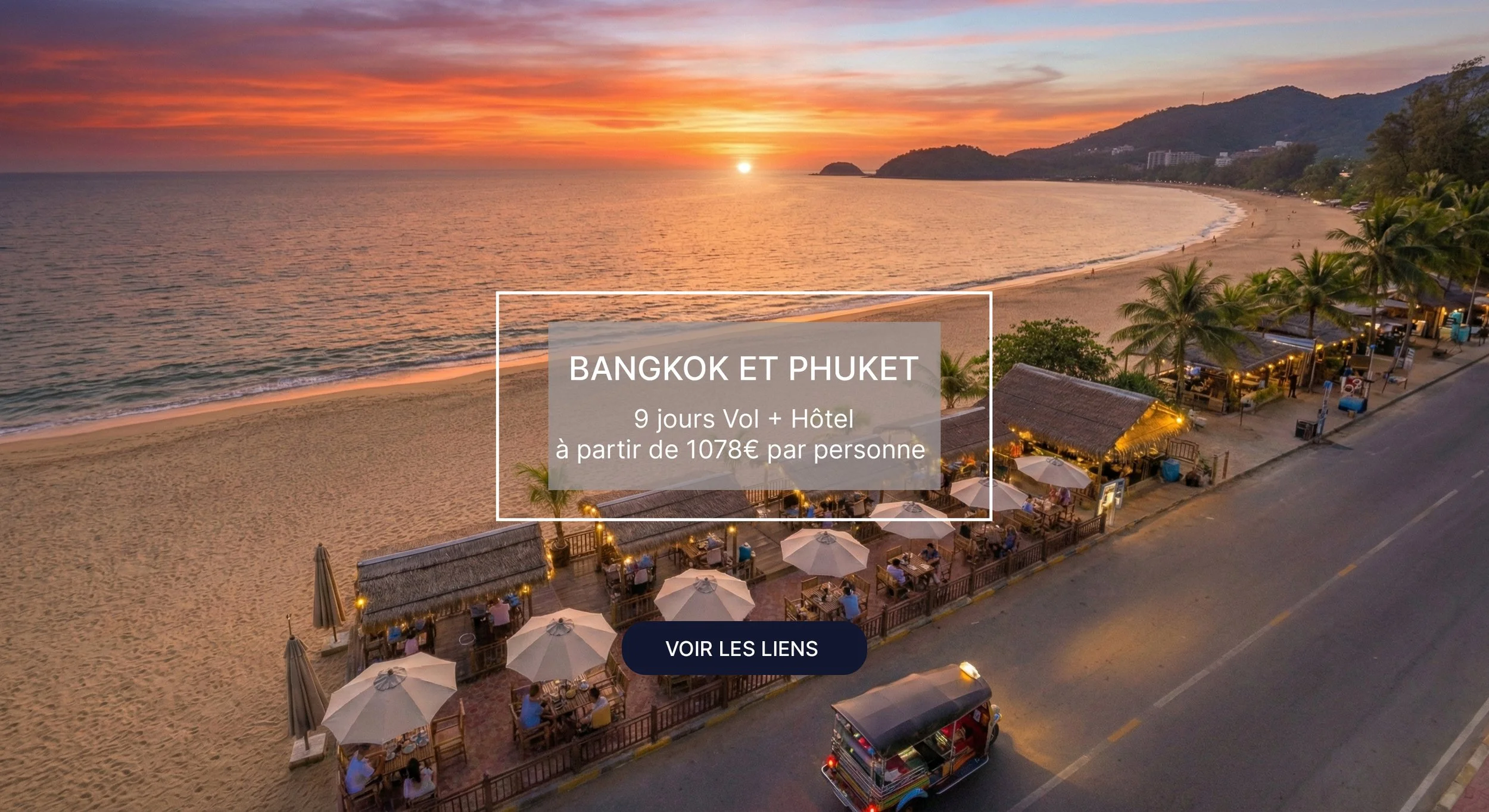 Coucher de soleil sur une plage de Phuket avec un restaurant en plein air en première plan, et des montagnes avec des bâtiments en arrière-plan.