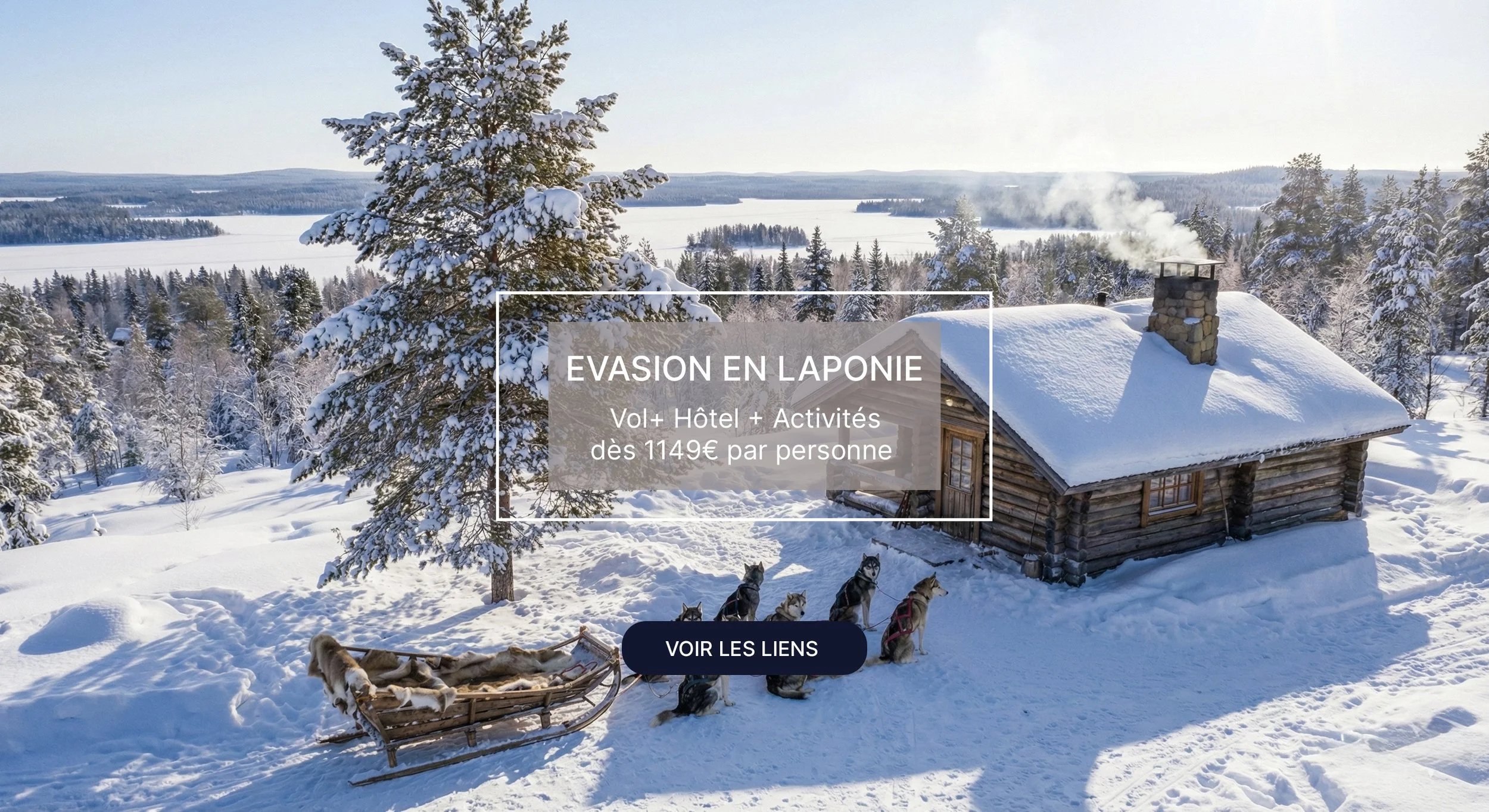 Cabane en bois recouverte de neige dans un paysage enneigé avec des arbres, un traîneau et des chiens de traîneau, promotion d'une escapade en Laponie avec vol, hôtel et activités à partir de 1149 euros par personne.