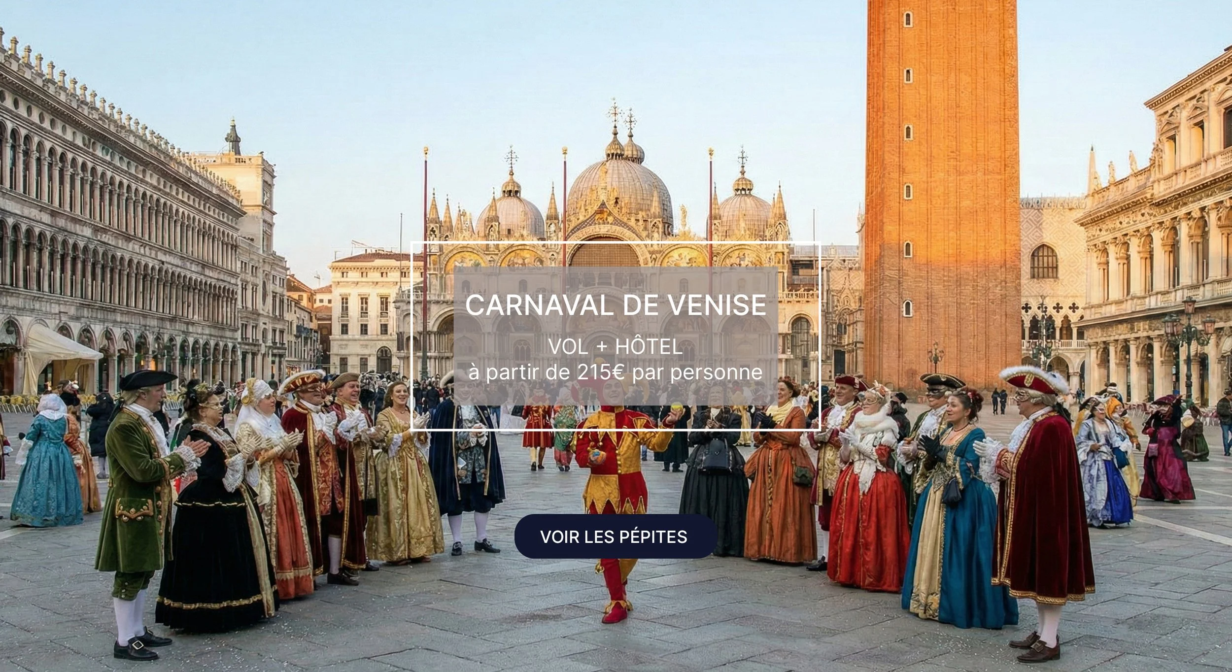 Groupes de personnes en costume traditionnel lors du Carnaval de Venise sur une place avec la basilique Santa Maria della Salute en arrière-plan, au coucher du soleil.