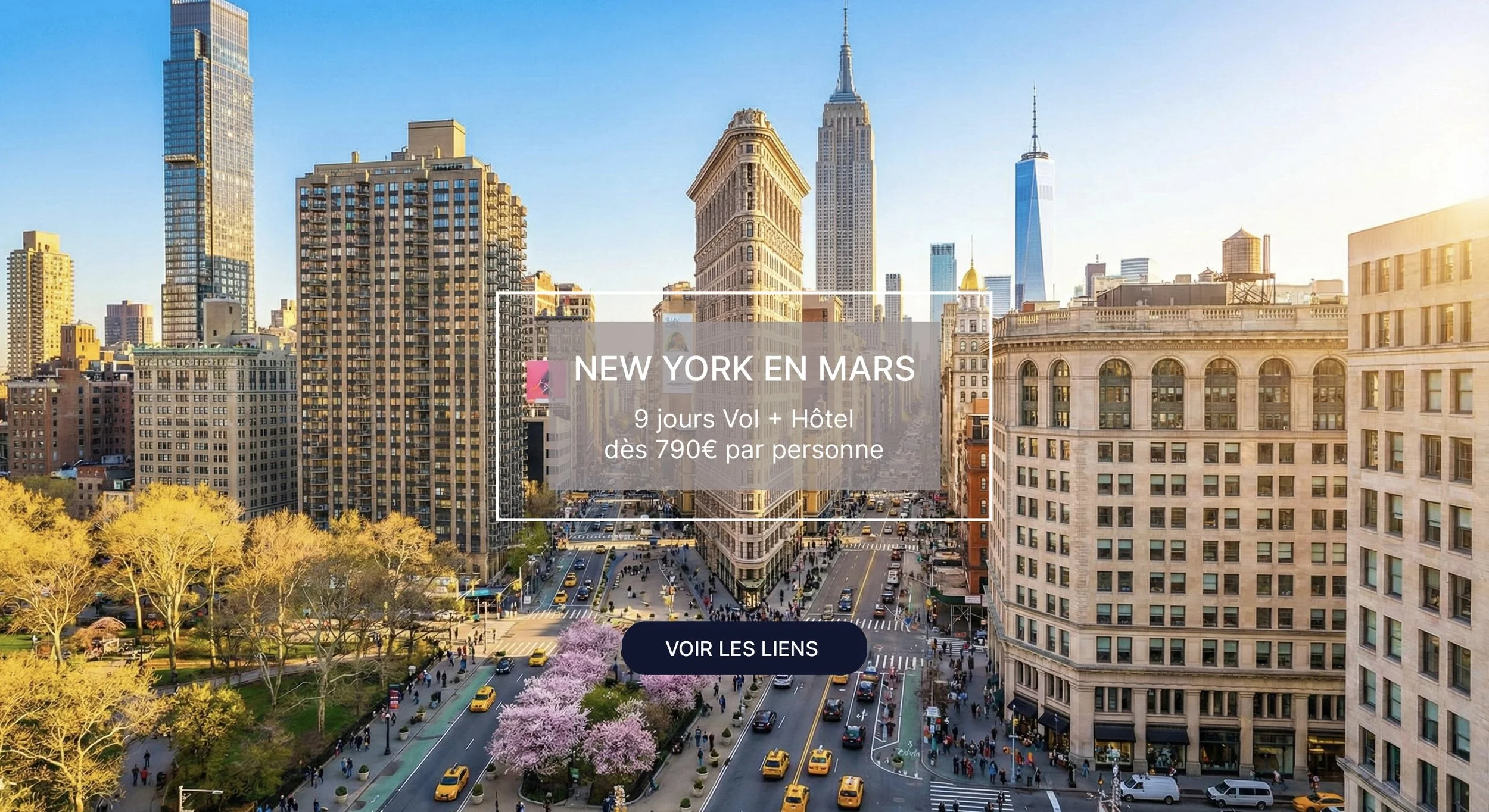 Vue aérienne de New York avec des gratte-ciel emblématiques comme l'Empire State Building. En premier plan, un parc avec des arbres en fleurs roses et des voitures jaunes, beaucoup de voitures et de piétons dans la rue, au coucher du soleil.