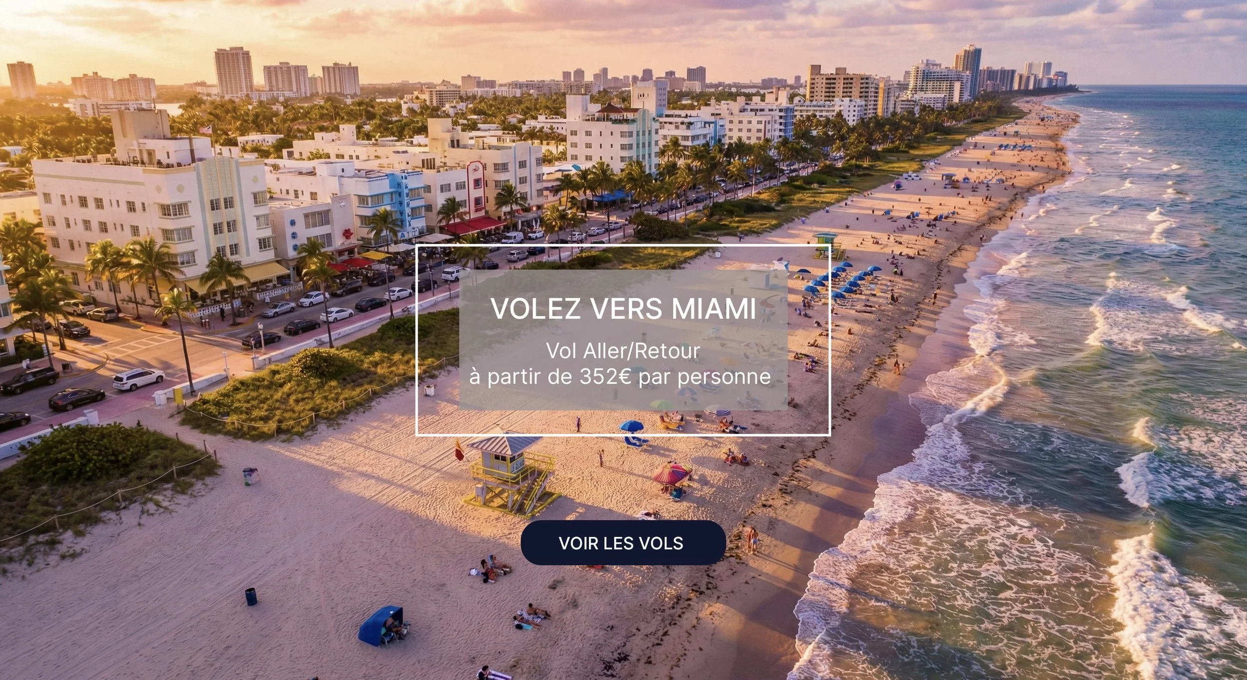 Coucher de soleil sur une plage de Miami avec des bâtiments art déco, des palmiers et des parasols sur la plage, et une mer agitée.