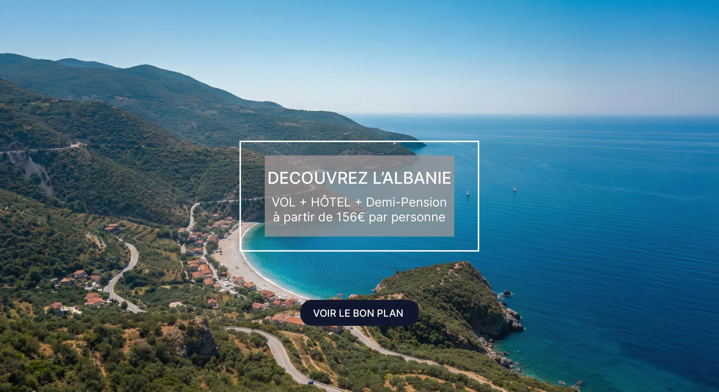Vue aérienne d'une côte en Albanie avec une plage, des maisons colorées, des montagnes verdoyantes et la mer