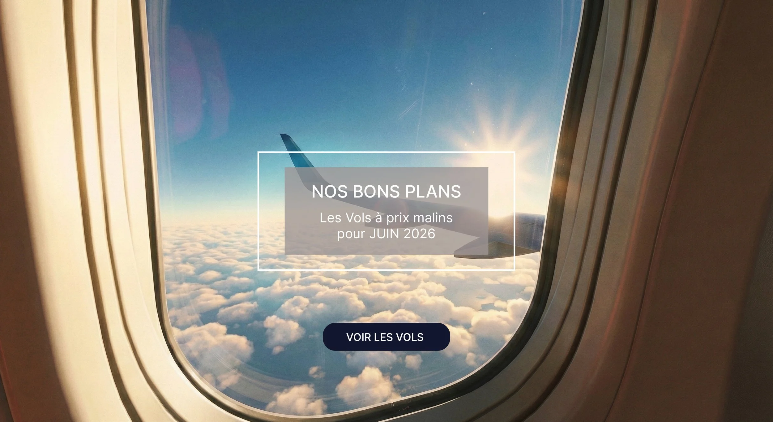 Vue d'un hublot d'avion montrant des nuages et un ciel ensoleillé, avec un message promotionnel pour des vols à prix abordables pour juin 2026.