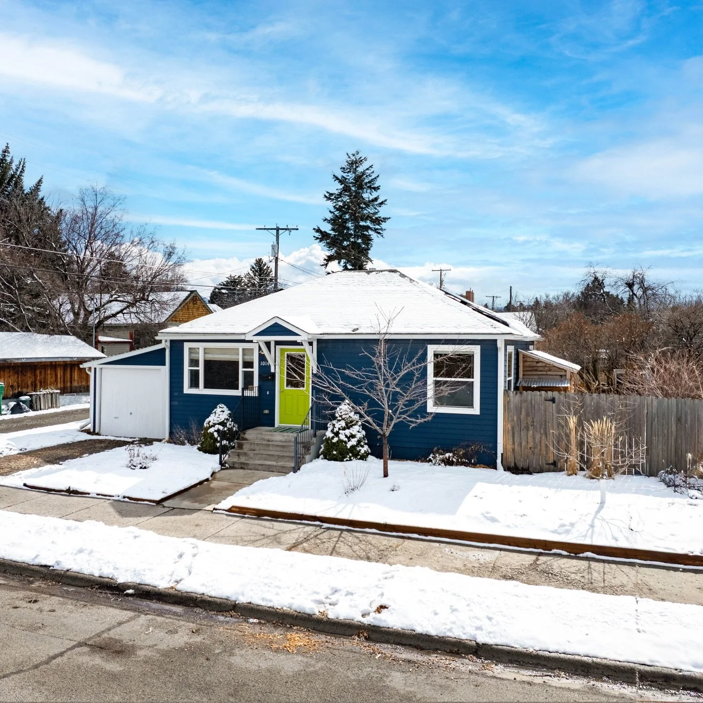 📍1014 W Dickerson 

☀️ Move-in ready, lots of natural light
🛏️ 2 bed / 1 bath (tiled shower)
🌱 Solar + updated electrical &amp; plumbing
🏠 Close to parks, dining &amp; campus

🔗 Link in bio for more information, pictures, and a 360&deg; virtual 