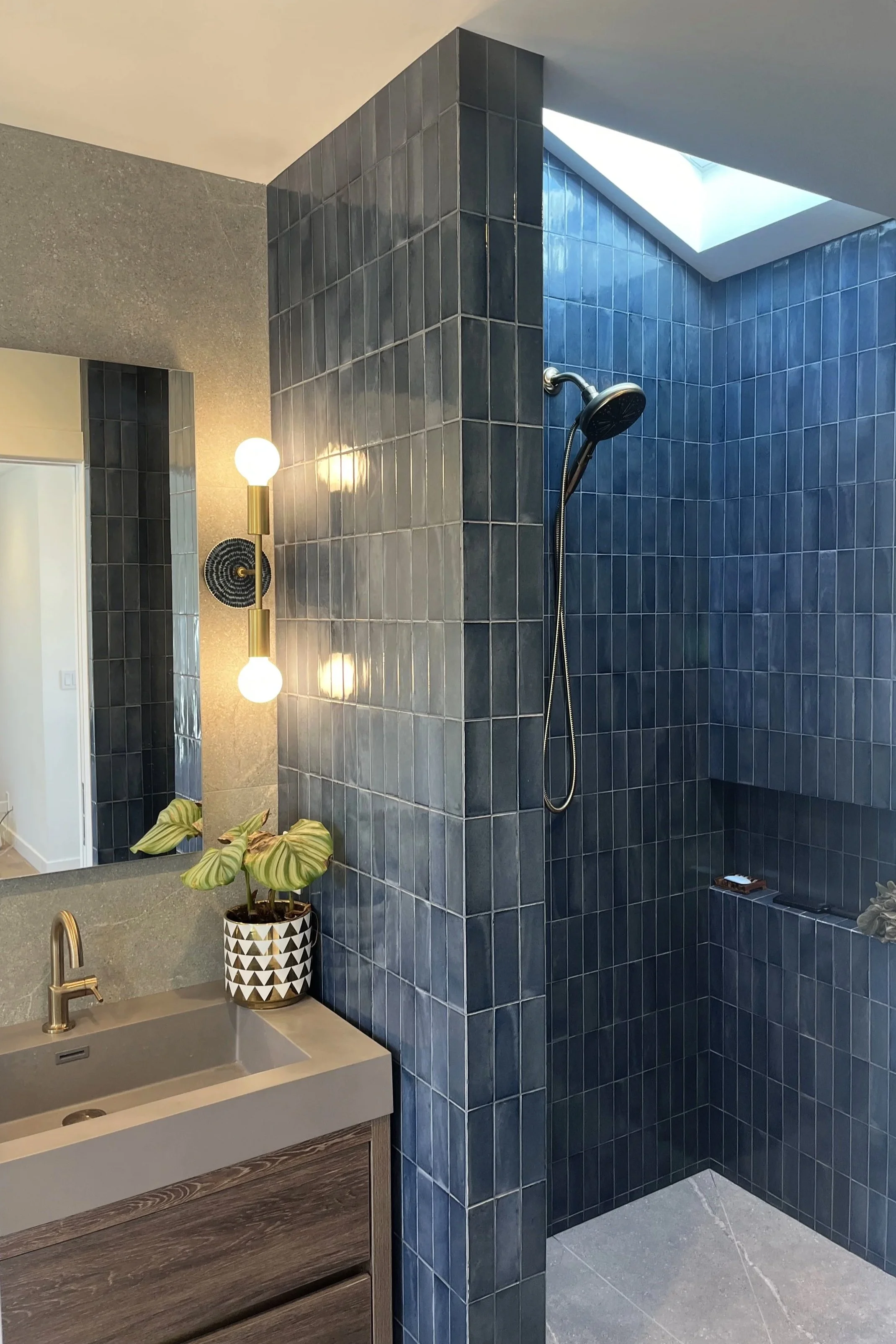 Oranssi carpenter using bench saw