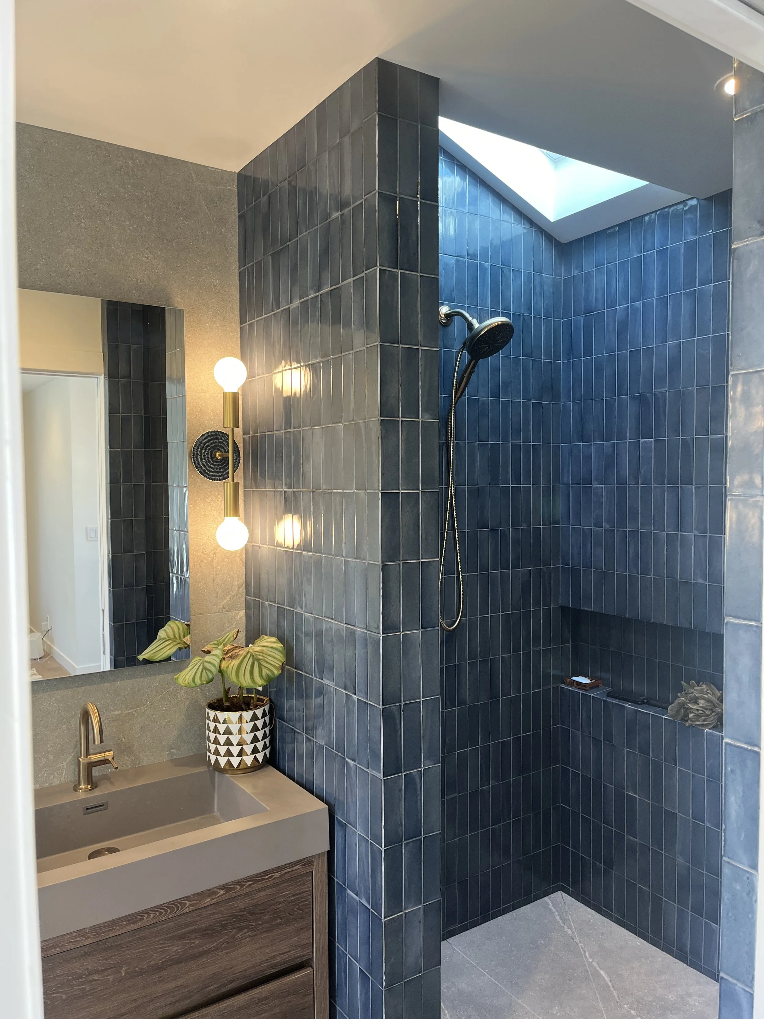 Oranssi carpenter using bench saw