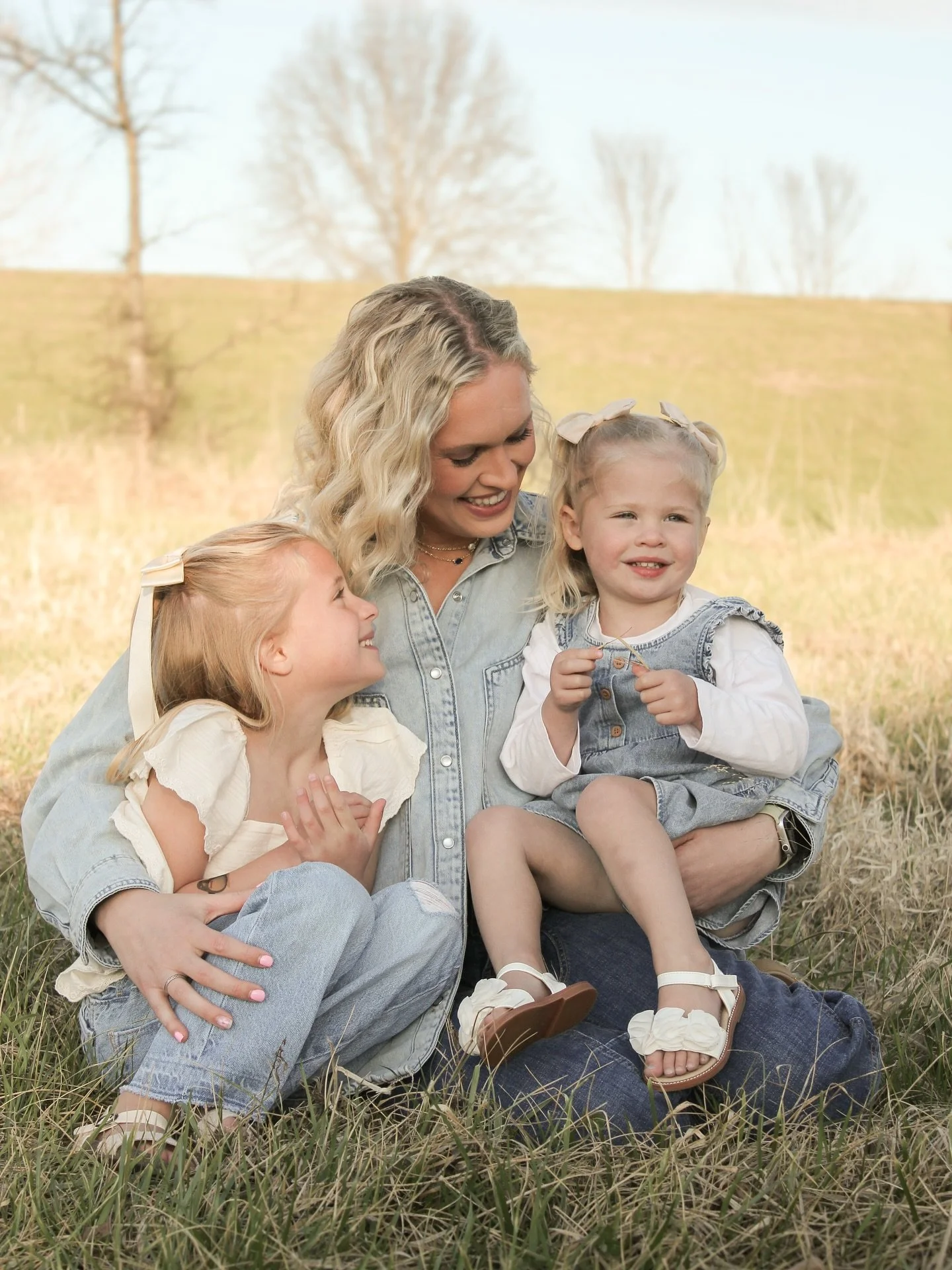A few more from this session that I&rsquo;ll never get over 🥹☀️🤍 
#motherhoodphotography #midmophotography #mommyandme