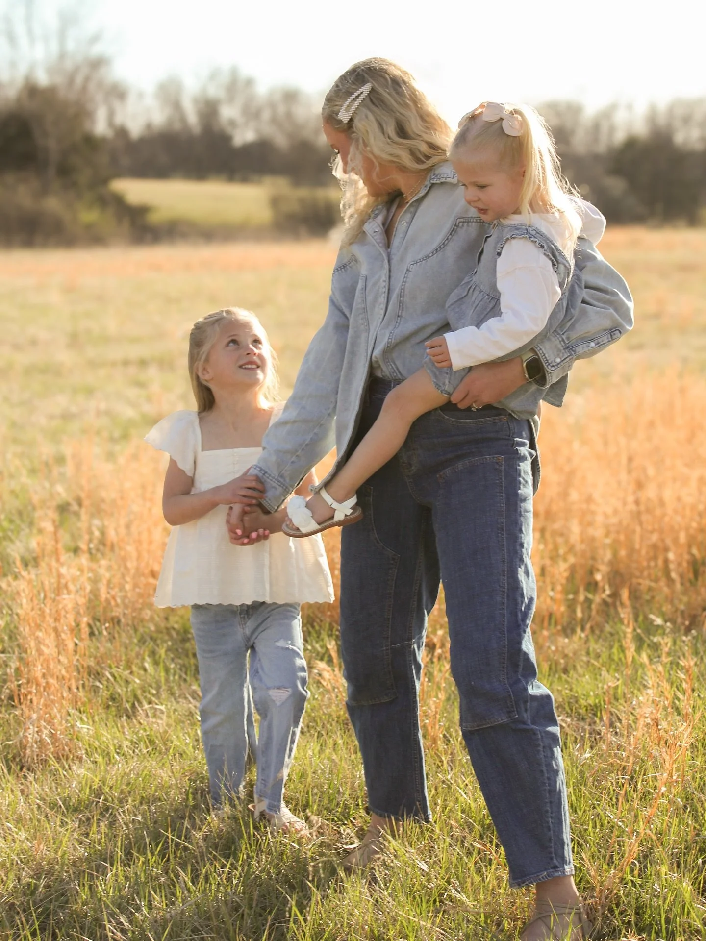 Monday Feels 🥹🤍✨ I have more motherhood mini sessions coming up this weekend that I can&rsquo;t wait to share! I have slots open through May and would love to capture you with your littles 🥲🤍 DM for info!