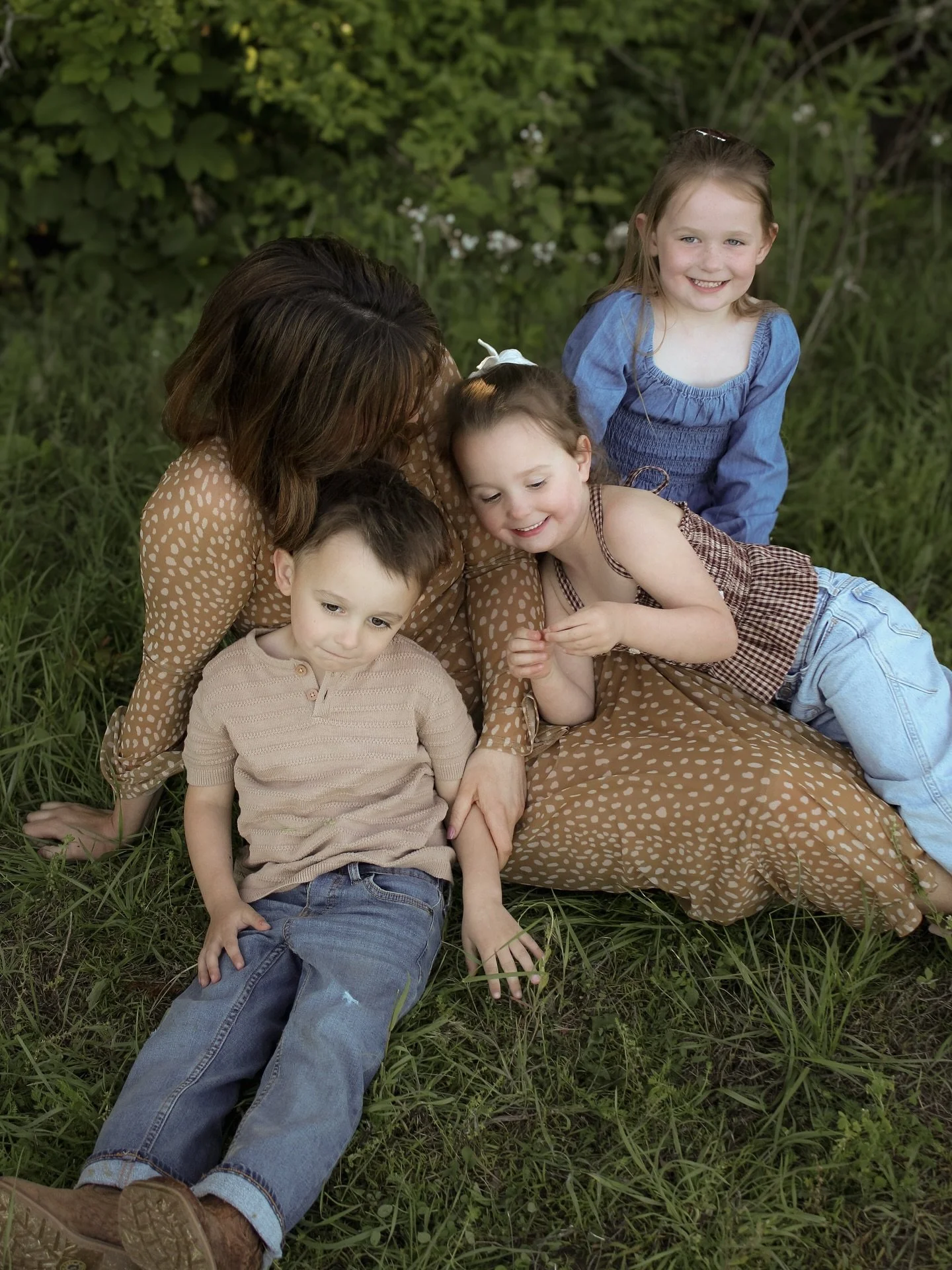 Starting the week with such a sweet sneak peek from a motherhood session this past weekend! The sweetest momma and her 3 babes 🥹💛 
&bull;
&bull;
&bull;
I have so much to share this week! Thank you to everyone who has liked, commented &amp; shared m