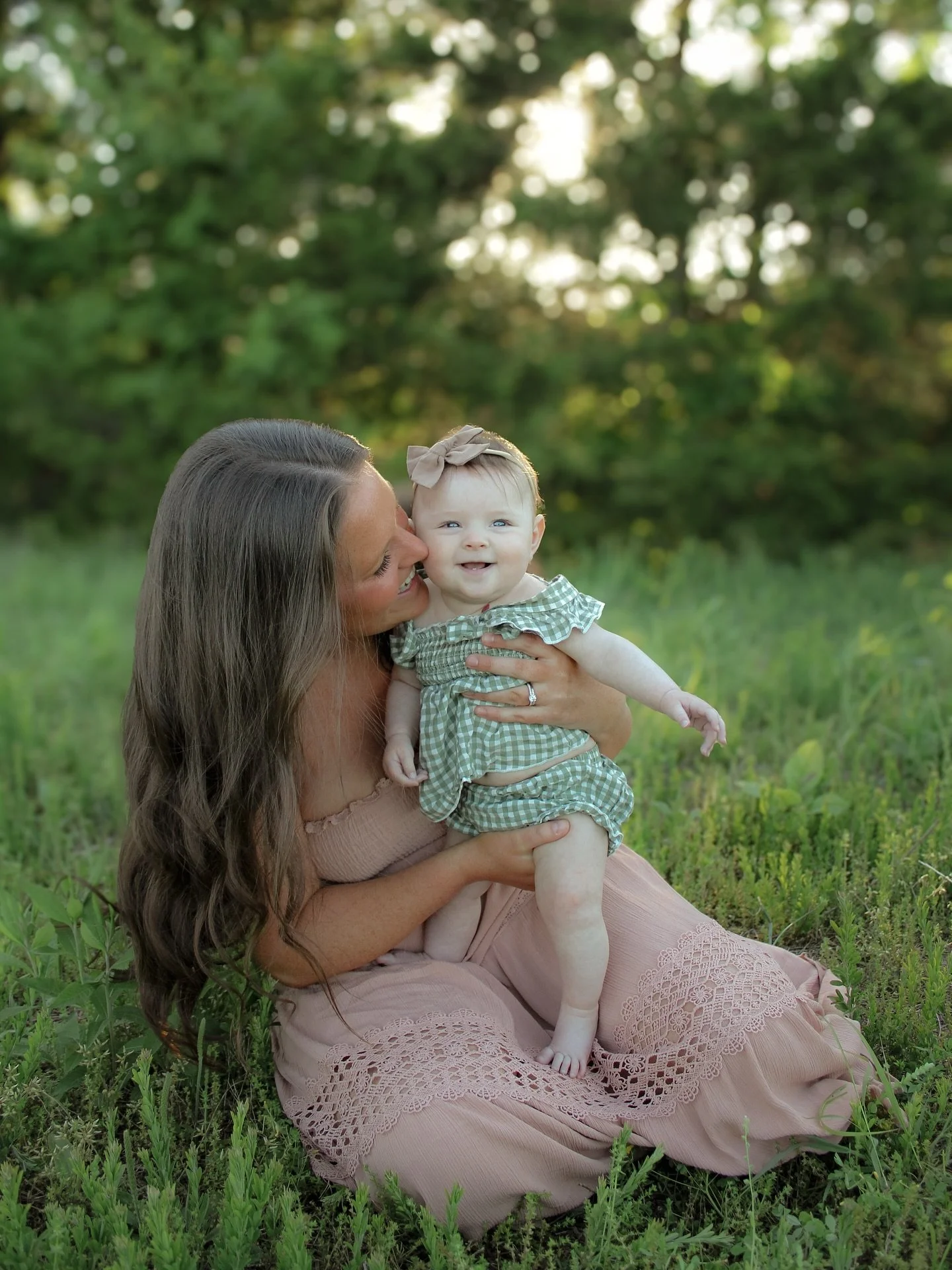 I love capturing motherhood so much 🥲🥹🤍 Another sneak peek from the weekend! Is there anything sweeter than 6 month old baby smiles?!? 😭
