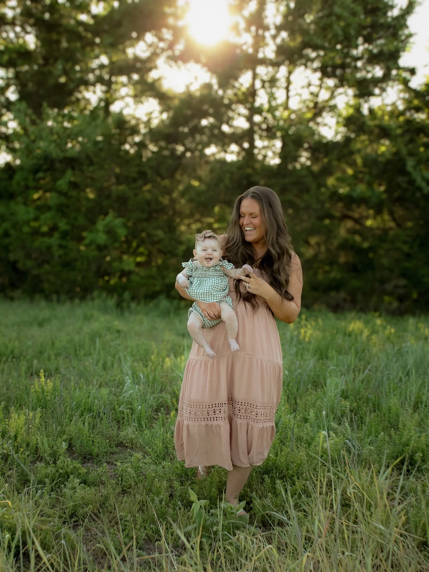 The motherhood sessions have been so sweet this spring 🥹🩷 
&bull;
&bull;
&bull;
There has been lots of editing behind the scenes this week so I have so much to share soon!! Thank you to everyone who has trusted me to capture you with your babies 🥲