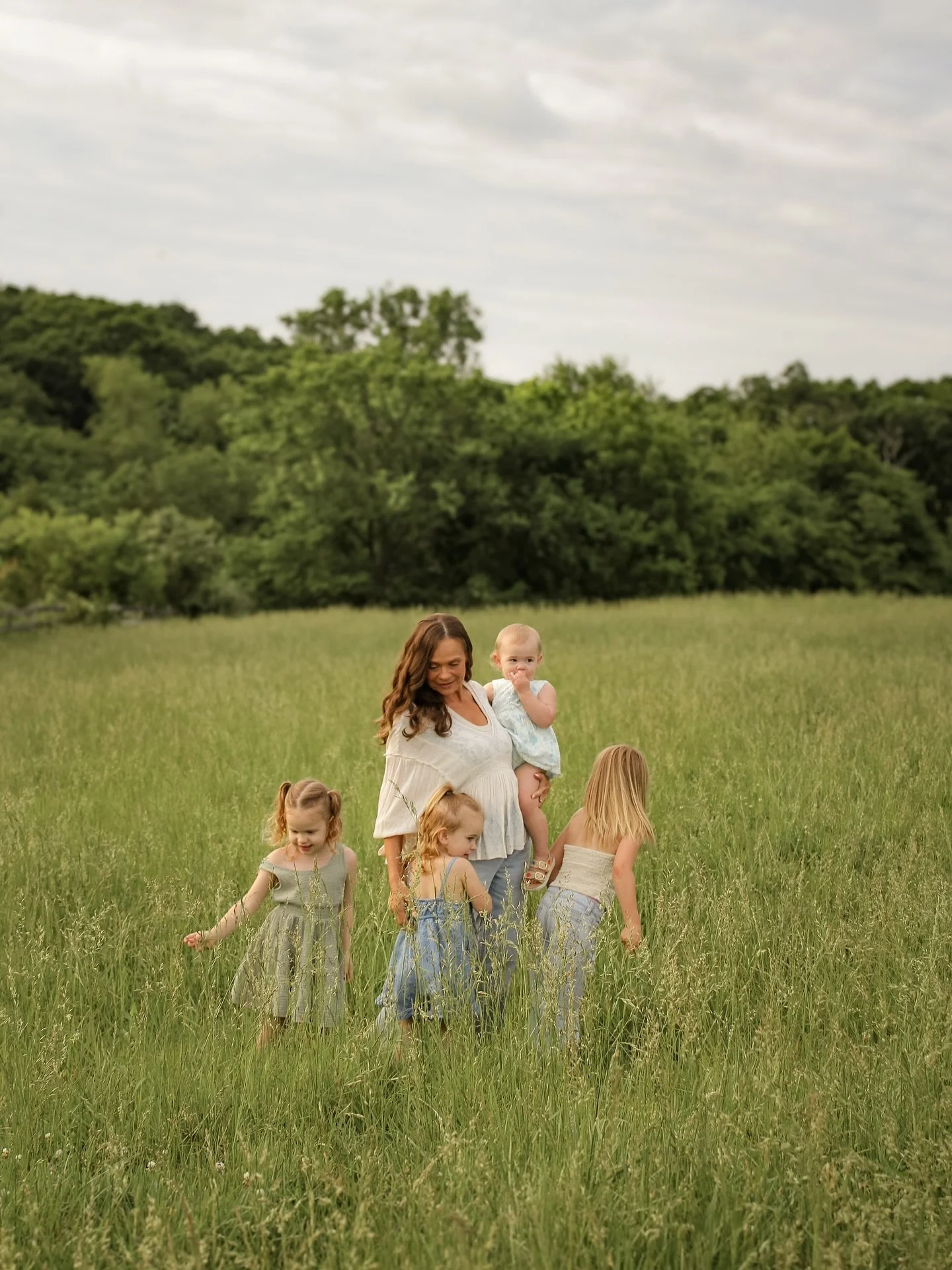 One of my favorite sessions yet 🥲 4 granddaughters running around playing their sweet sweet grandmother 🥹🤍 
&bull;
&bull;
&bull;
I have lots to share from this last week and coming up this weekend! So thankful the weather decided to cooperate afte
