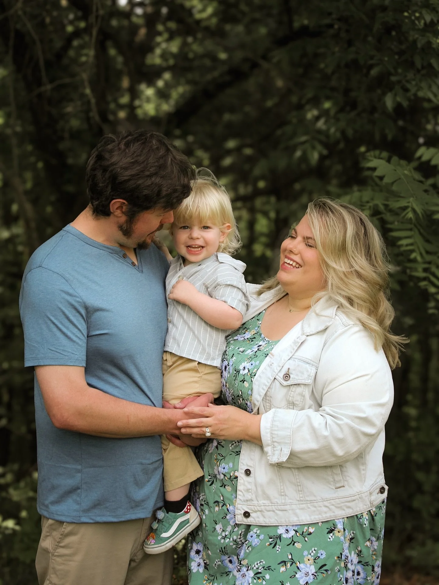 Photos that feel like home 🥹💙 There is something so special about doing your family session in spot where your kids spend their days playing! 🏡