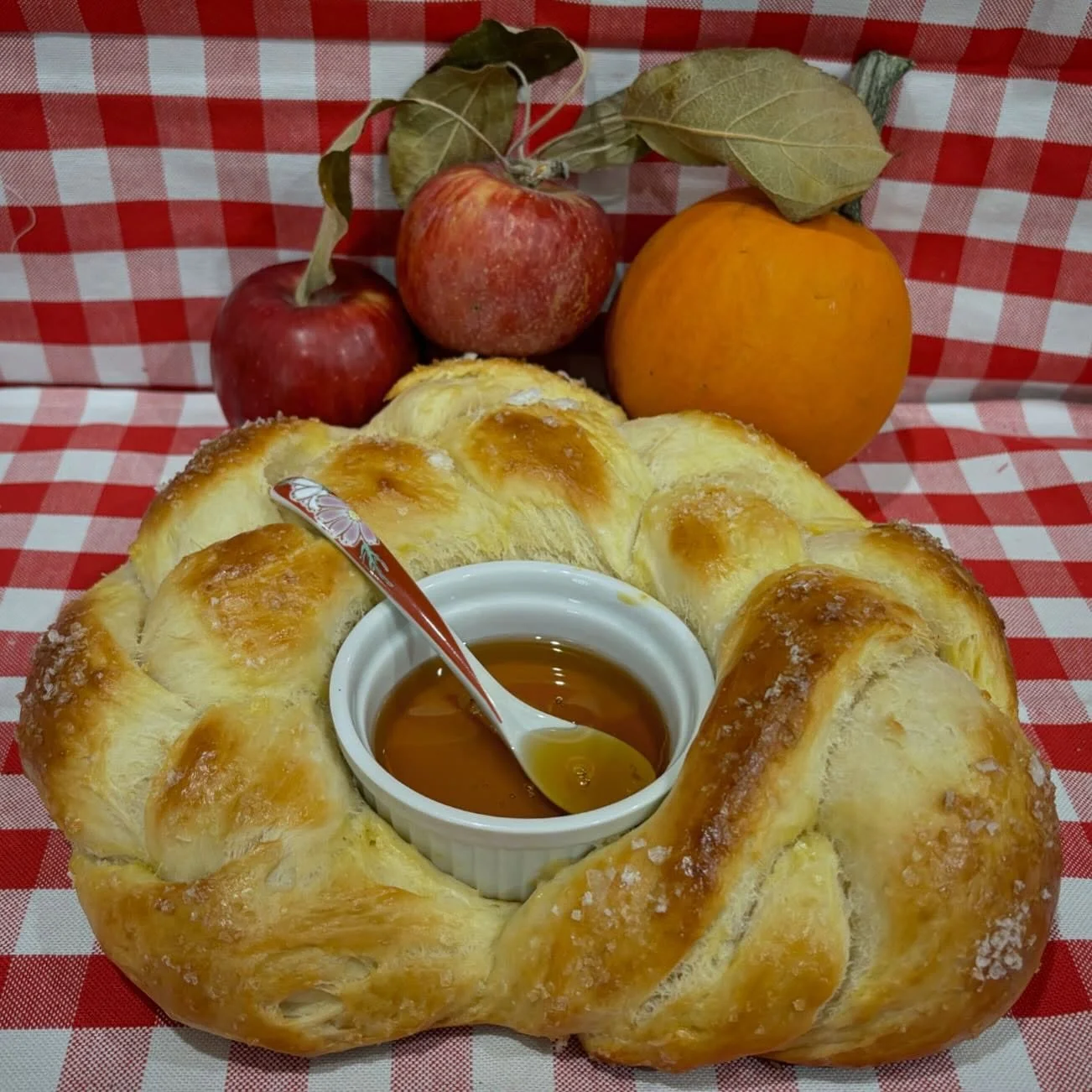 Happy Challah-days 🍎🍯❤️
Wishing everyone a sweet, healthy, &amp; hopeful new year
#5785 #challahonthehill