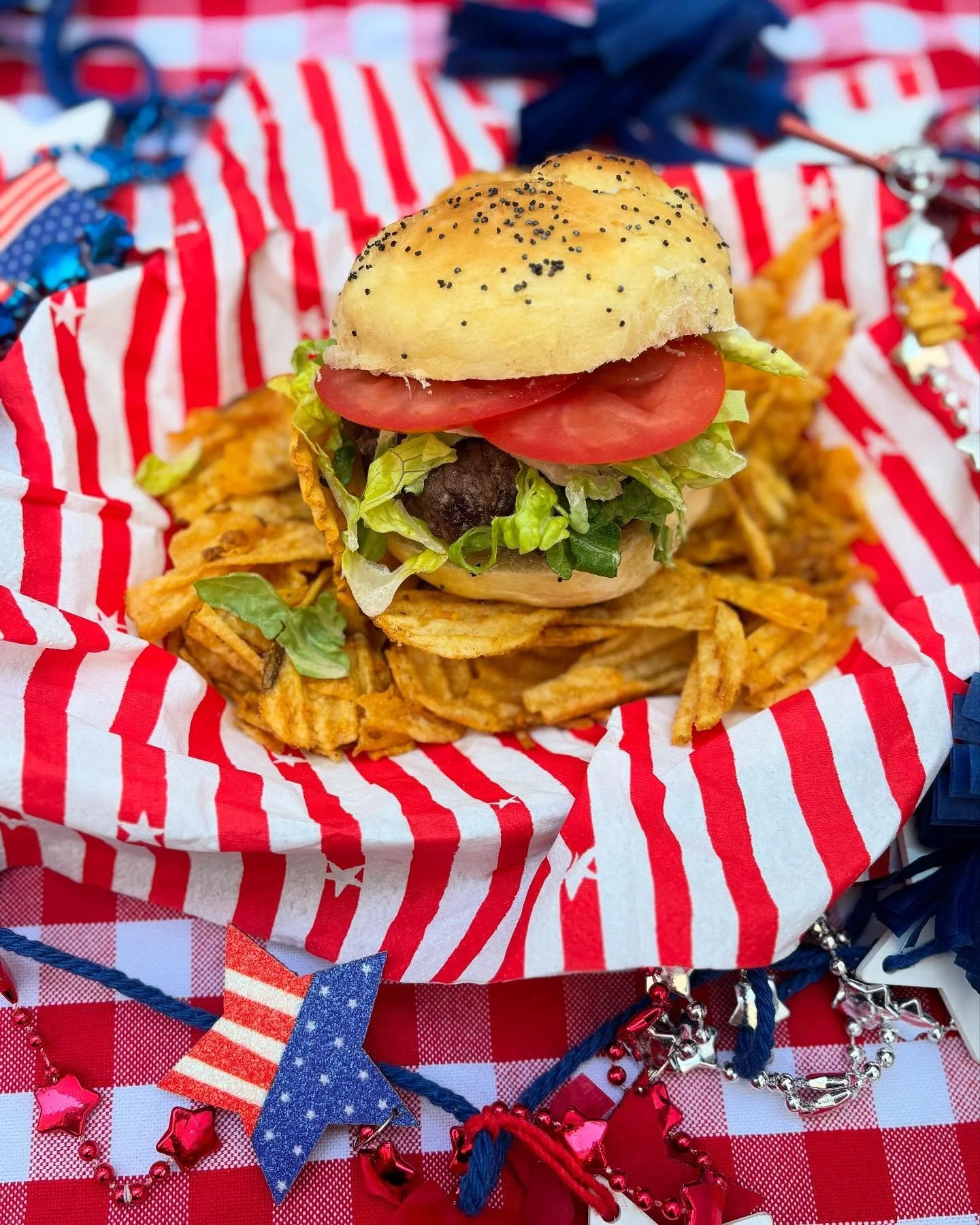 Slidin&rsquo; right into the long weekend 🍔🎆🇺🇸

Poppyseed Challah Buns are the perfect July 4th 🤝 Shabbat backyard bbq collab