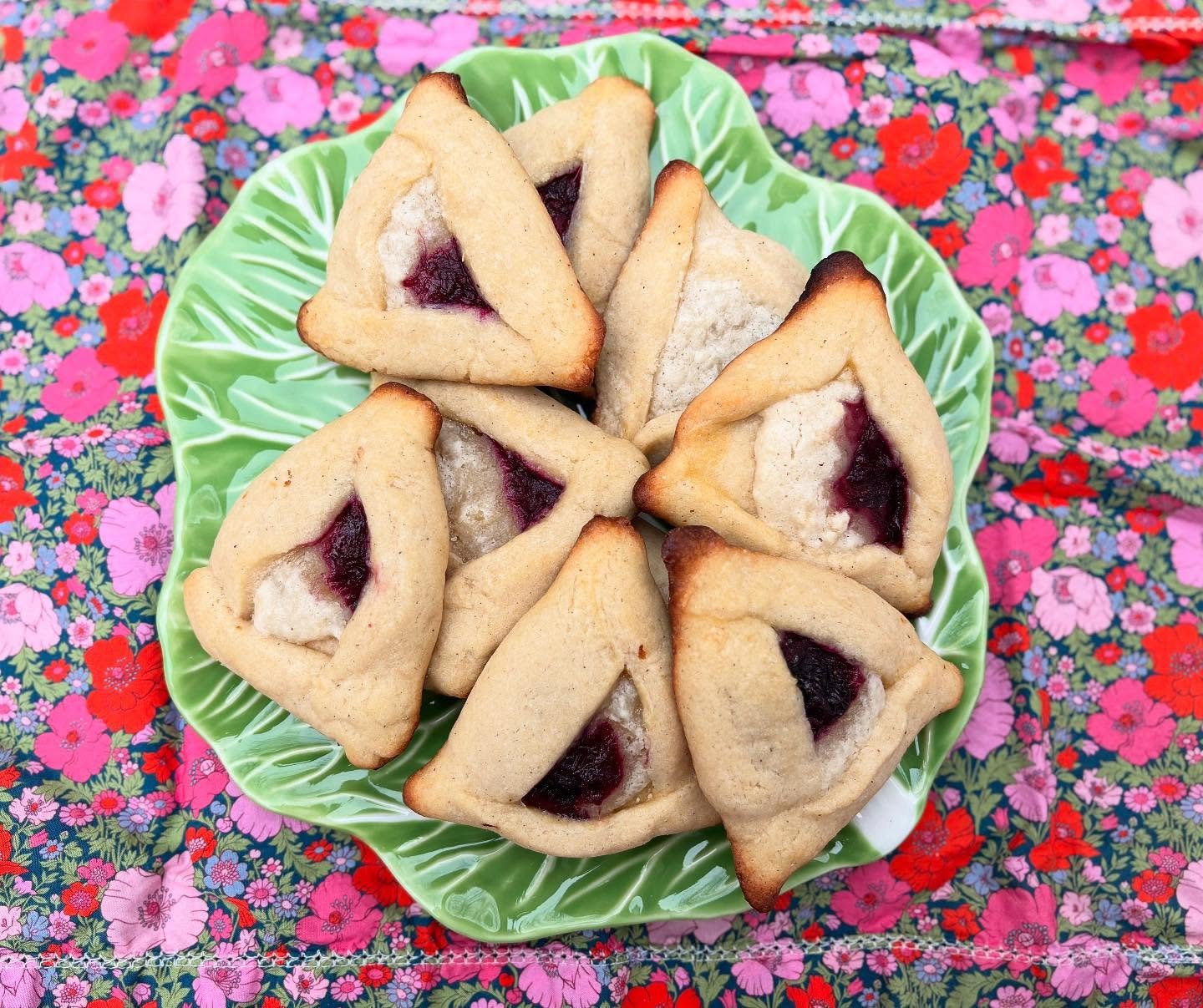 Purirm 🤝 Pi(e) Day
Hamantaschen inspired by my favorite pie flavors: Mixed Berry Rhubarb w. Frangipane 🥧🍓🫐🔼

*Did you know 12 years ago the AMNewYork newspaper called me a Thanksgivukkah expert. Holiday collabs are apparently my thing*