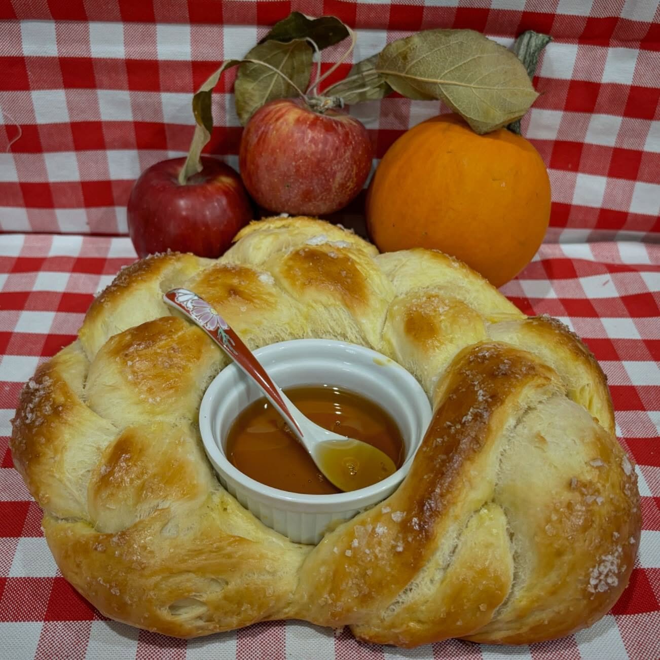 Happy Challah-days 🍎🍯❤️
Wishing everyone a sweet, healthy, &amp; hopeful new year
#5785 #challahonthehill